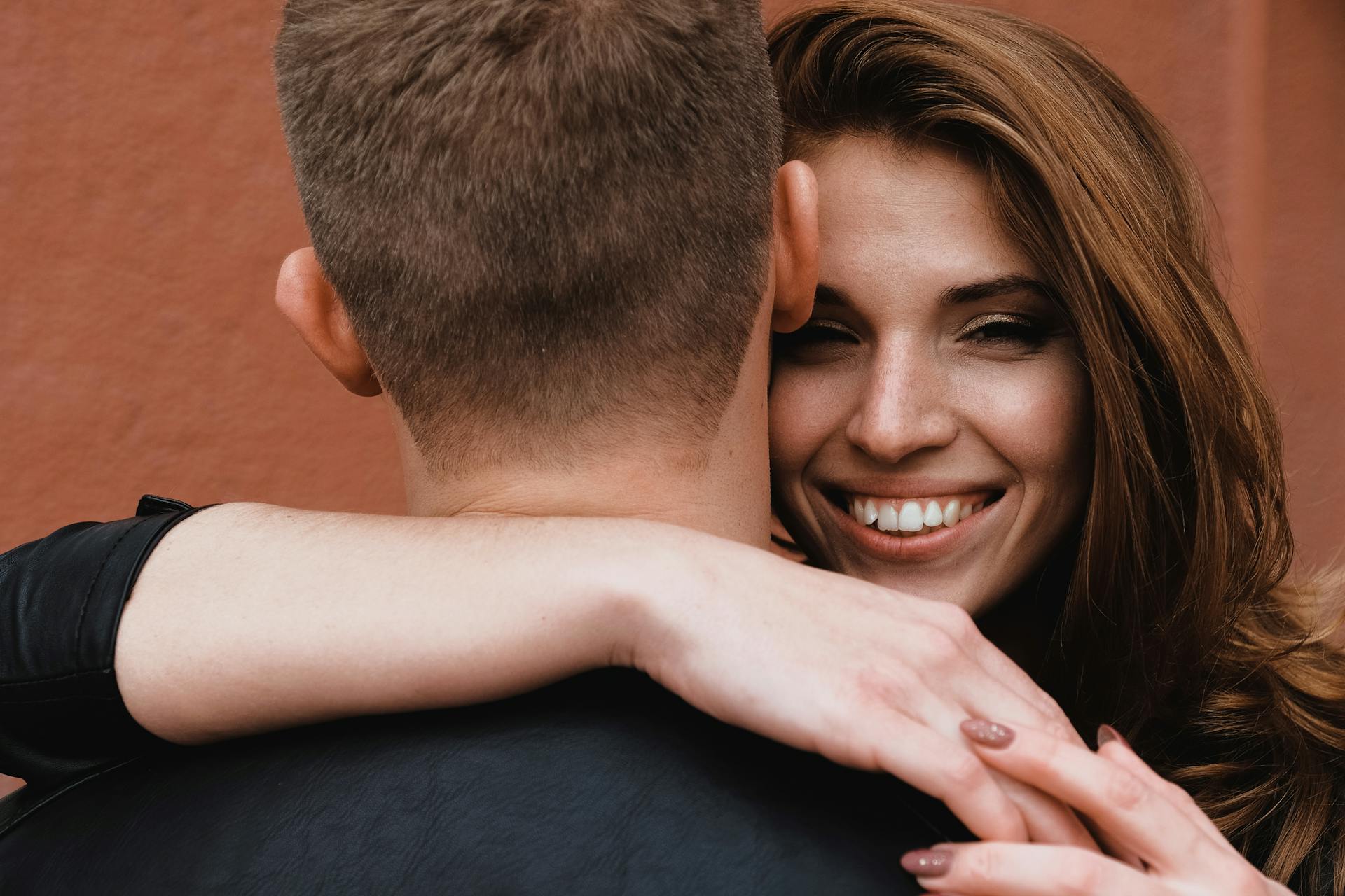 Two people hugging | Source: Pexels