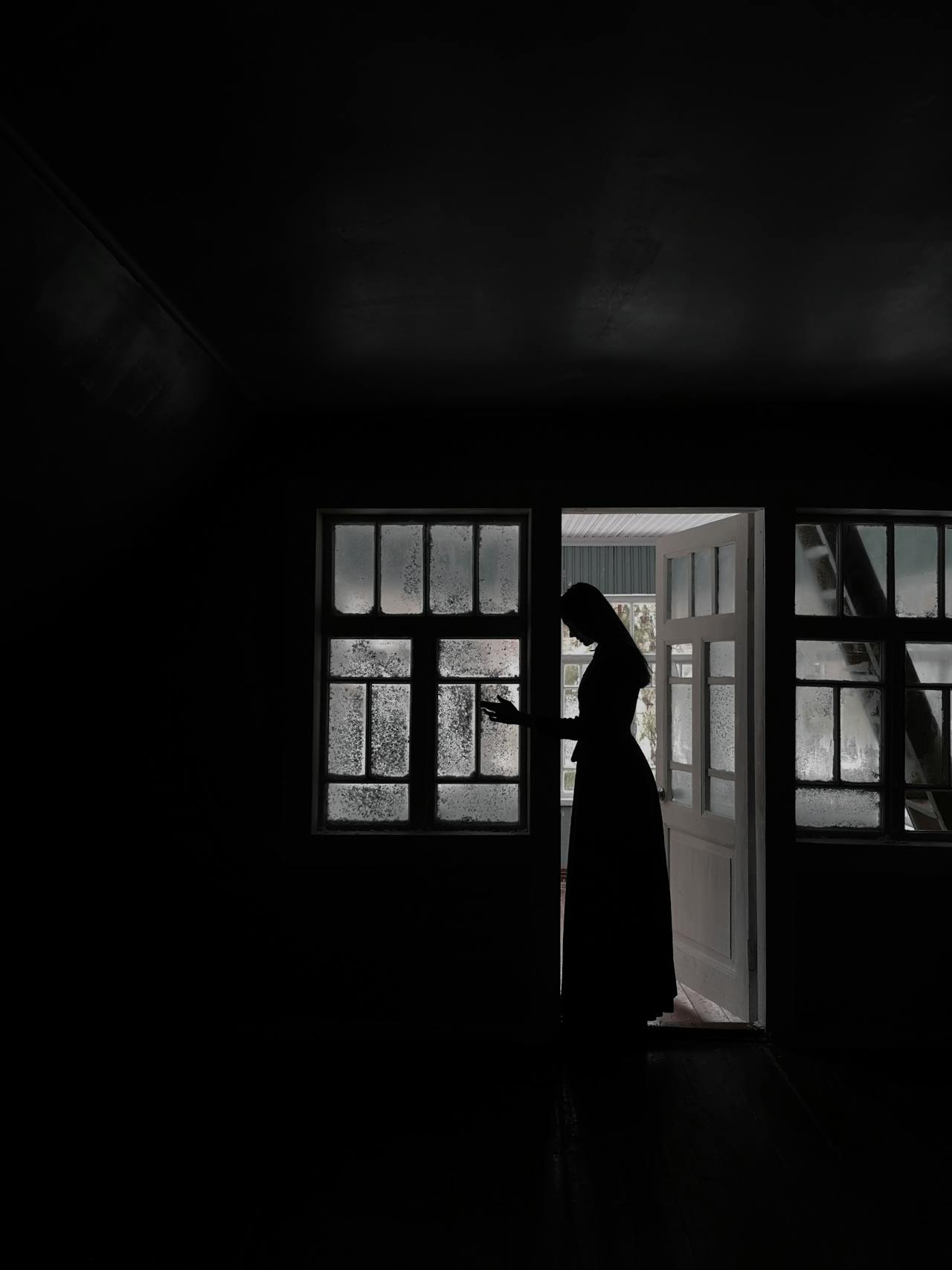 Silhouette of a woman standing at the doorway | Source: Pexels