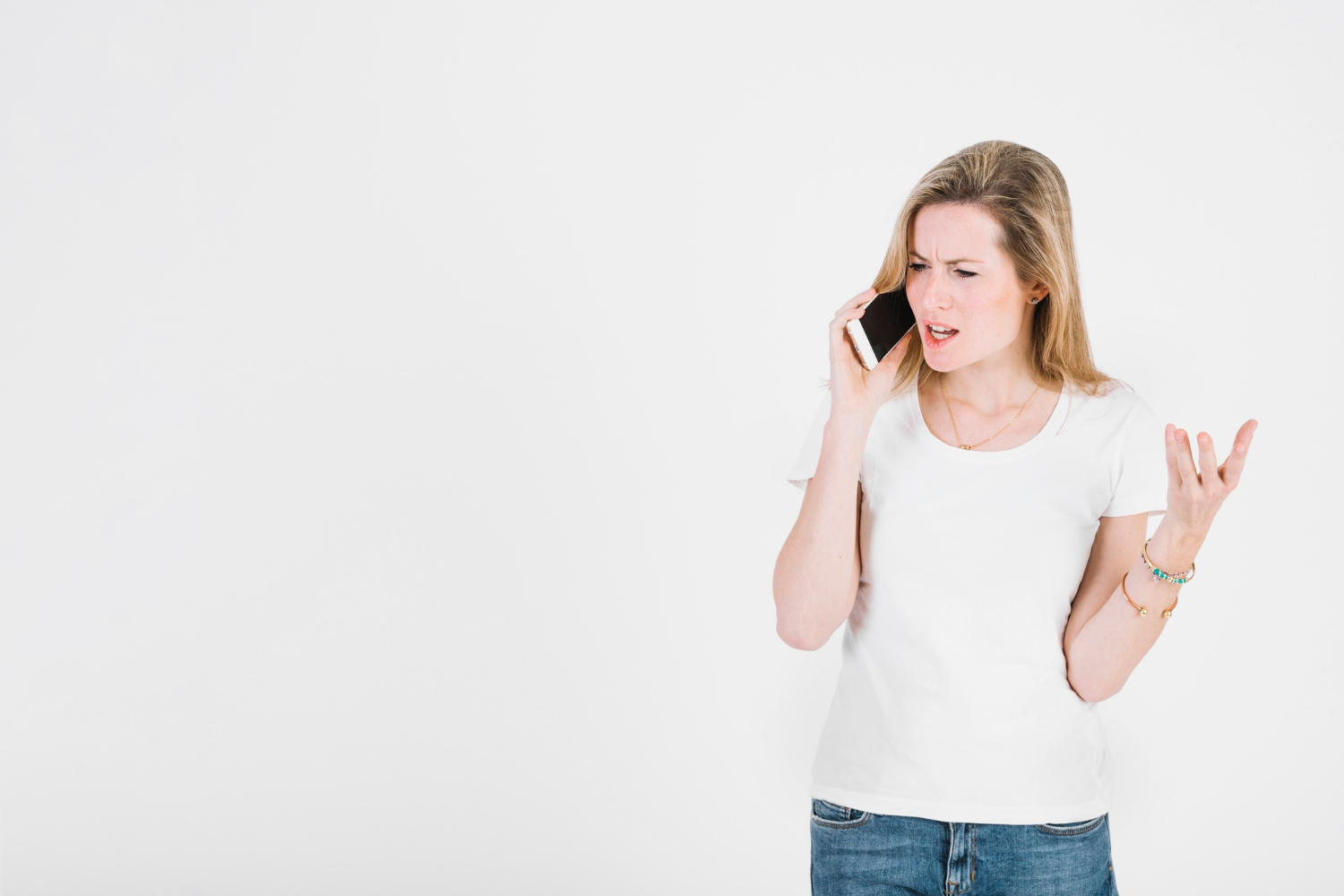 A furious woman talking on the phone | Source: Freepik
