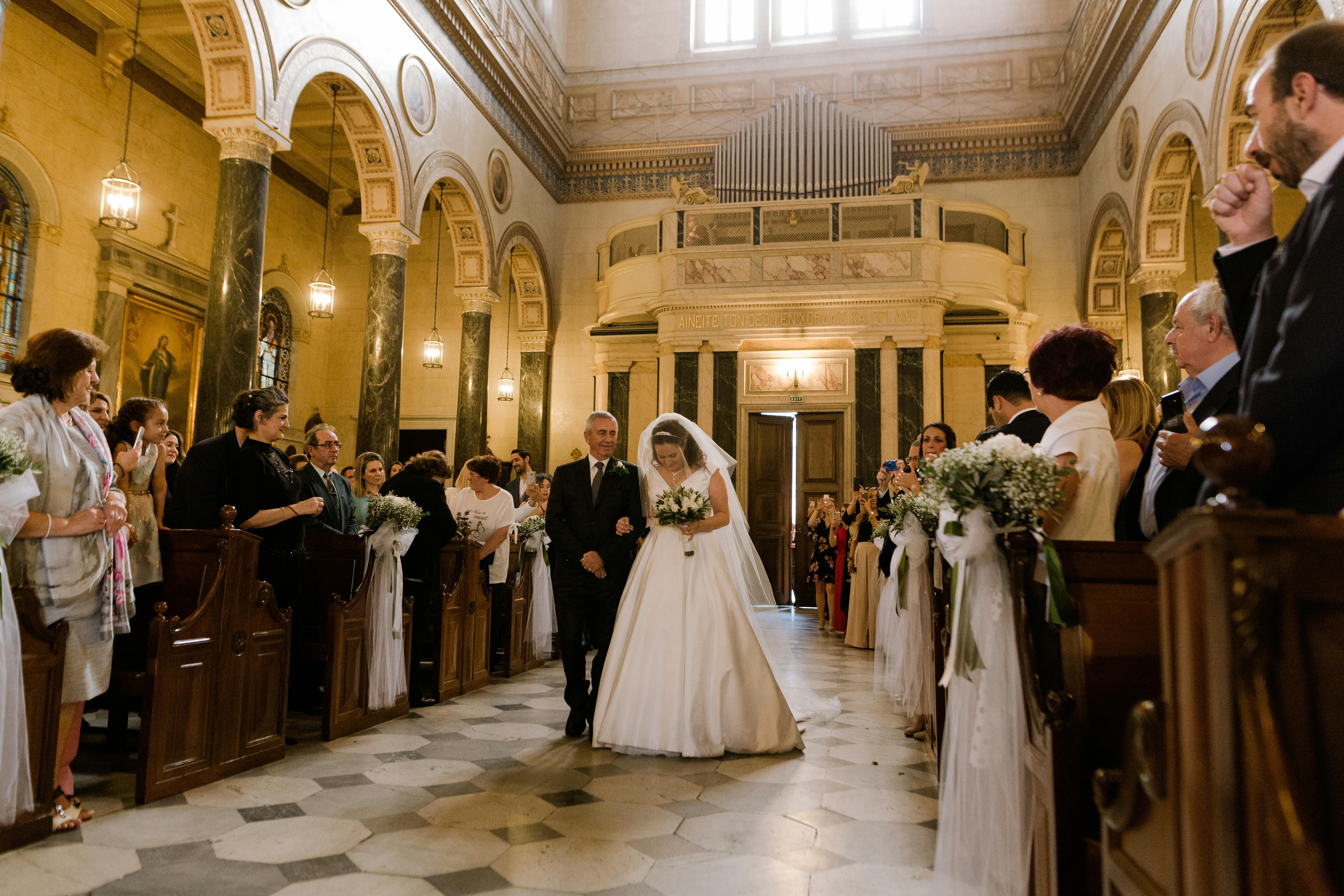 Father walking his daughter down the aisle | Source: Pexels
