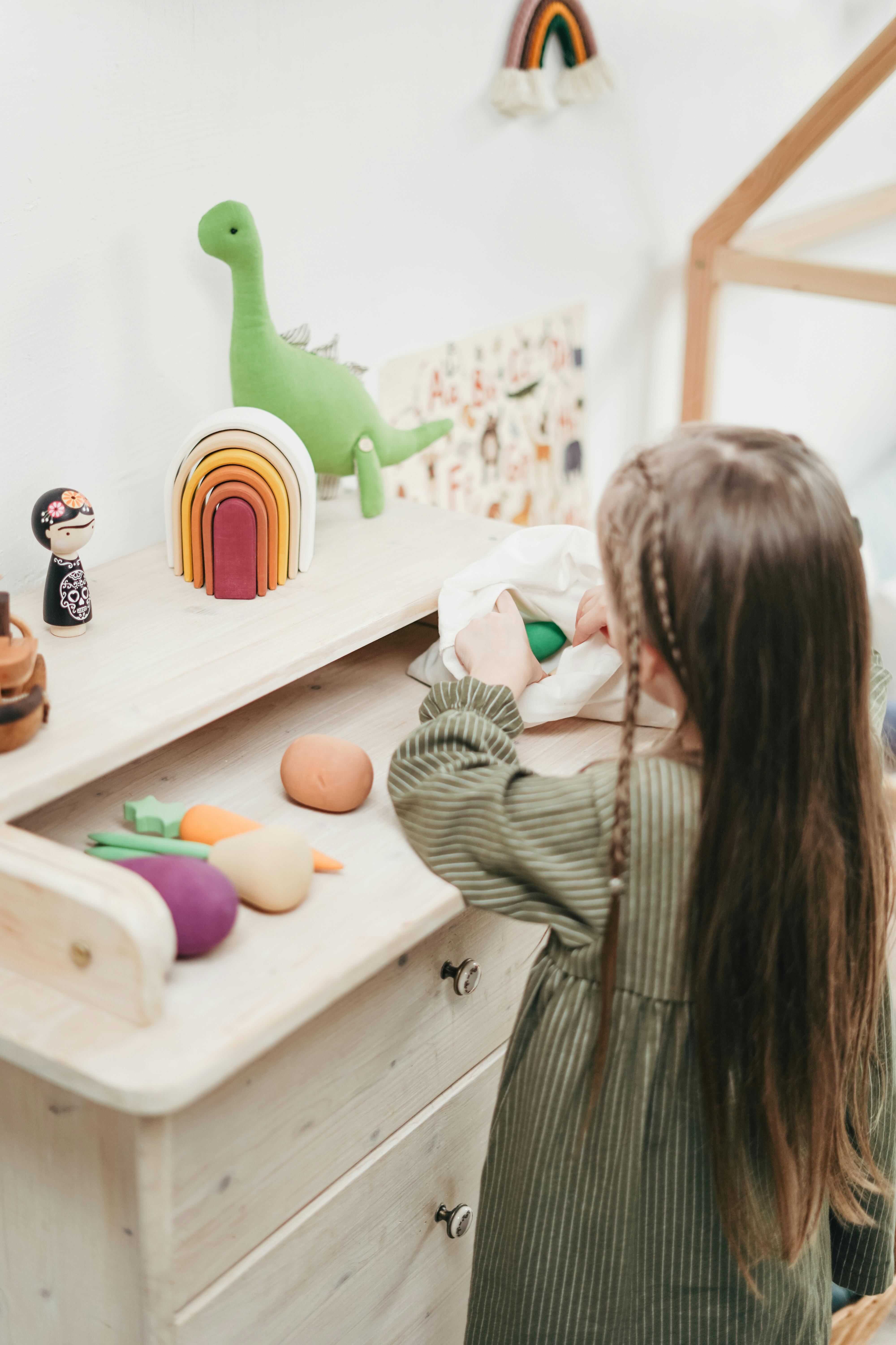 Little girl playing in her room | Source: Pexels