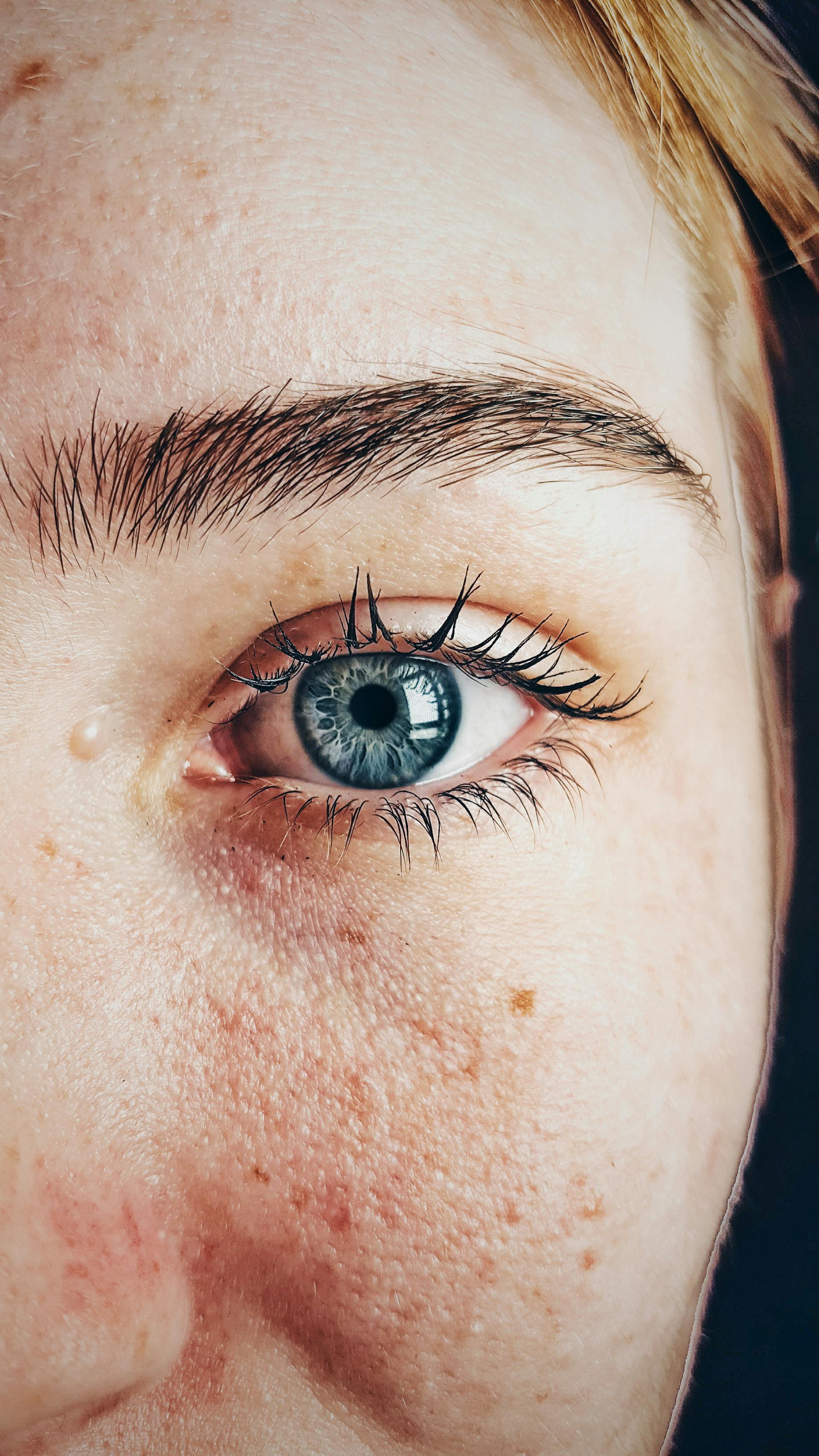 A woman with an intense stare | Source: Pexels