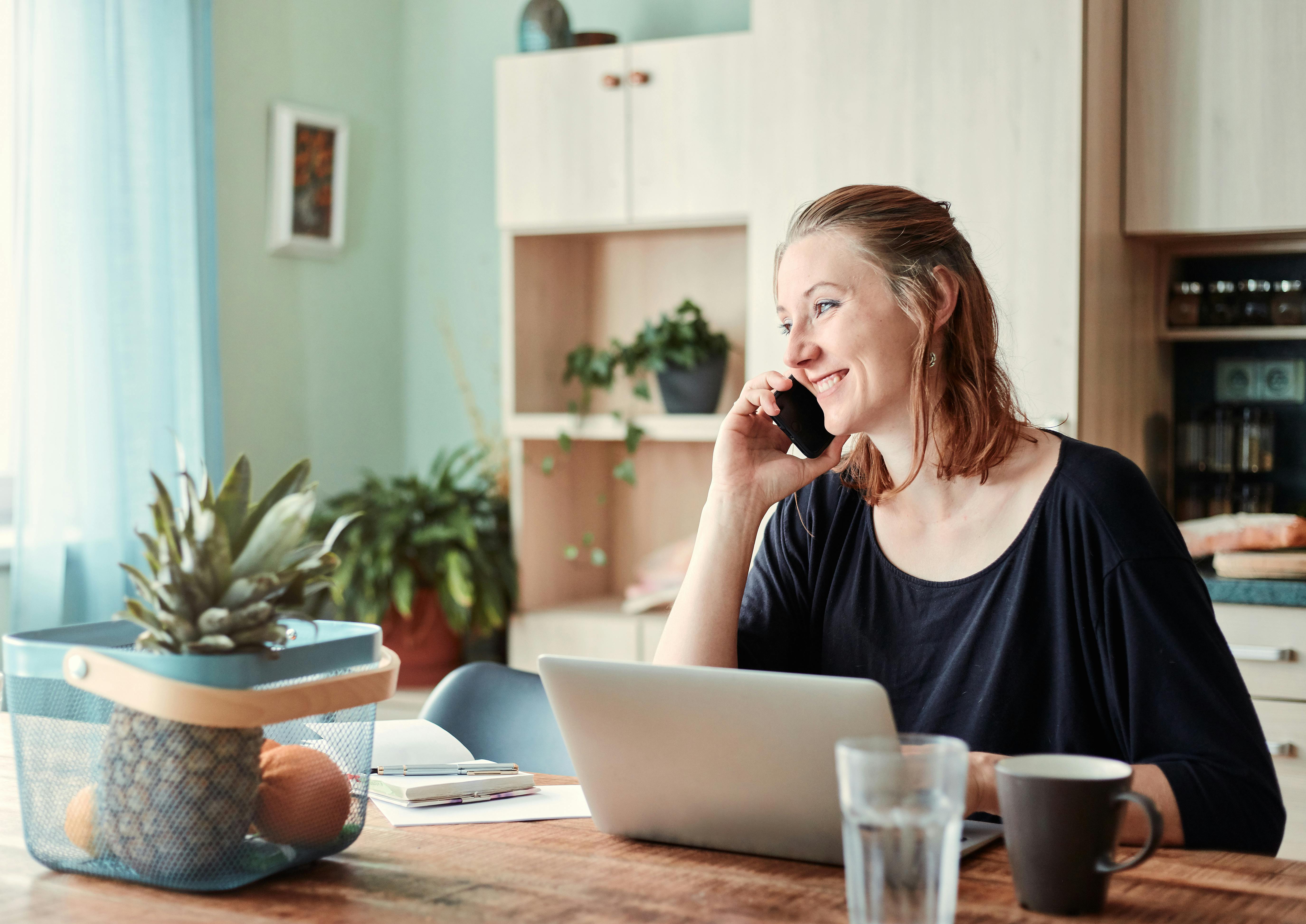 A woman talking on her phone | Source: Pexels