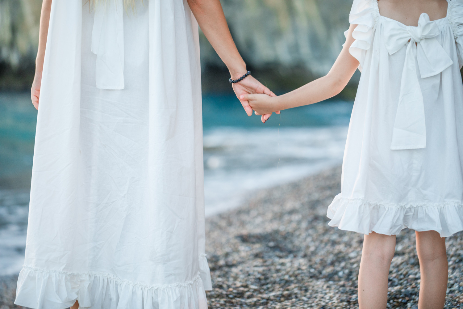 A mother and daughter holding hands | Source: Freepik
