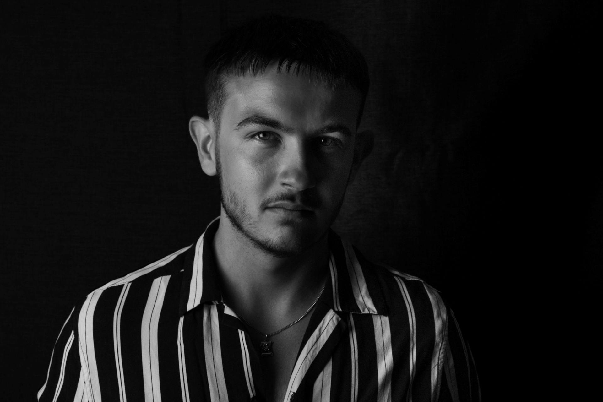 A man frowning slightly while glancing at someone | Source: Pexels