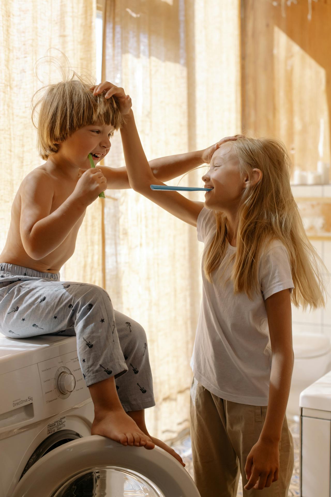 Siblings brushing their teeth | Source: Pexels