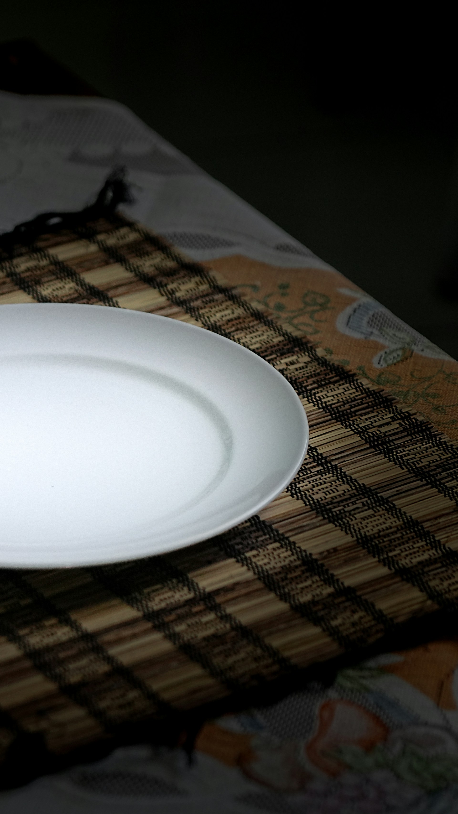 An empty ceramic plate on a table | Source: Unsplash