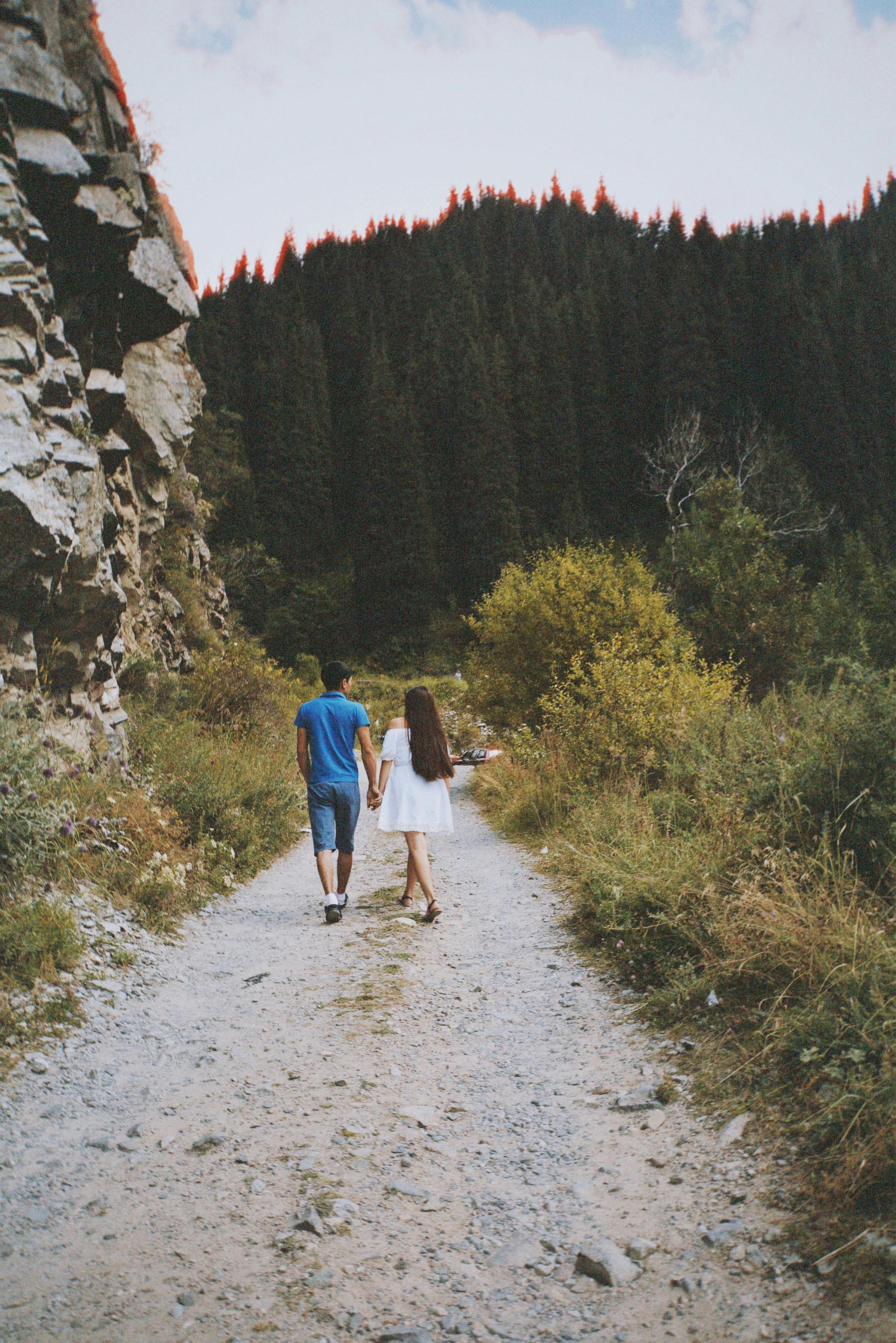 A couple walking up a trail | Source: Pexels