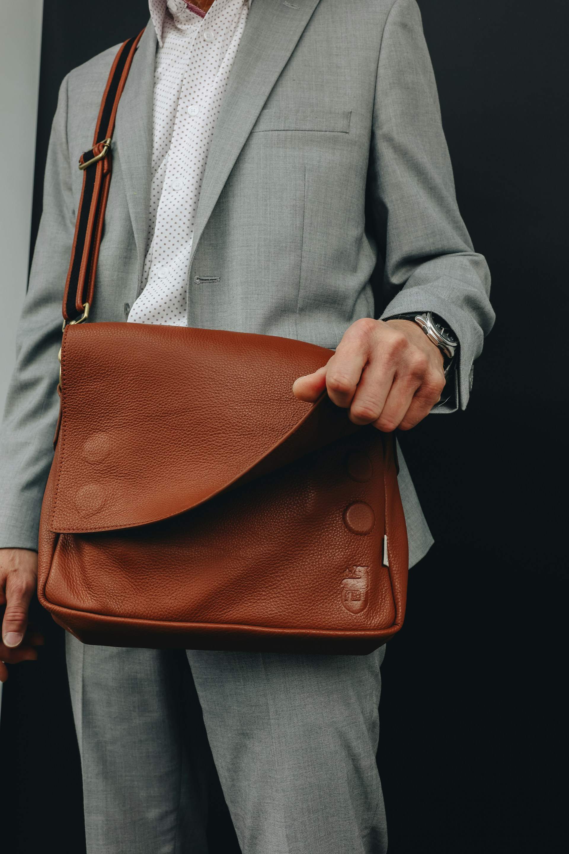 A man carrying his bag and heading out for work | Source: Unsplash