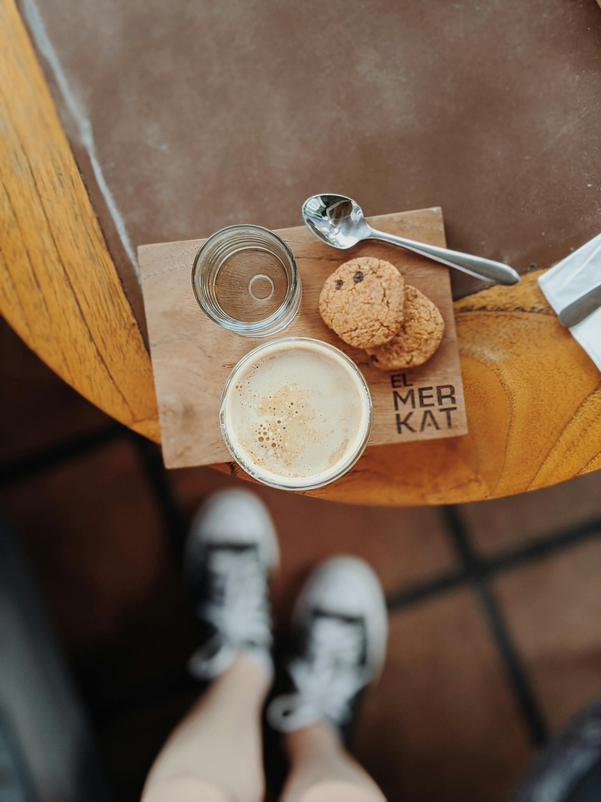 Coffee and cookies on a table | Source: Pexels