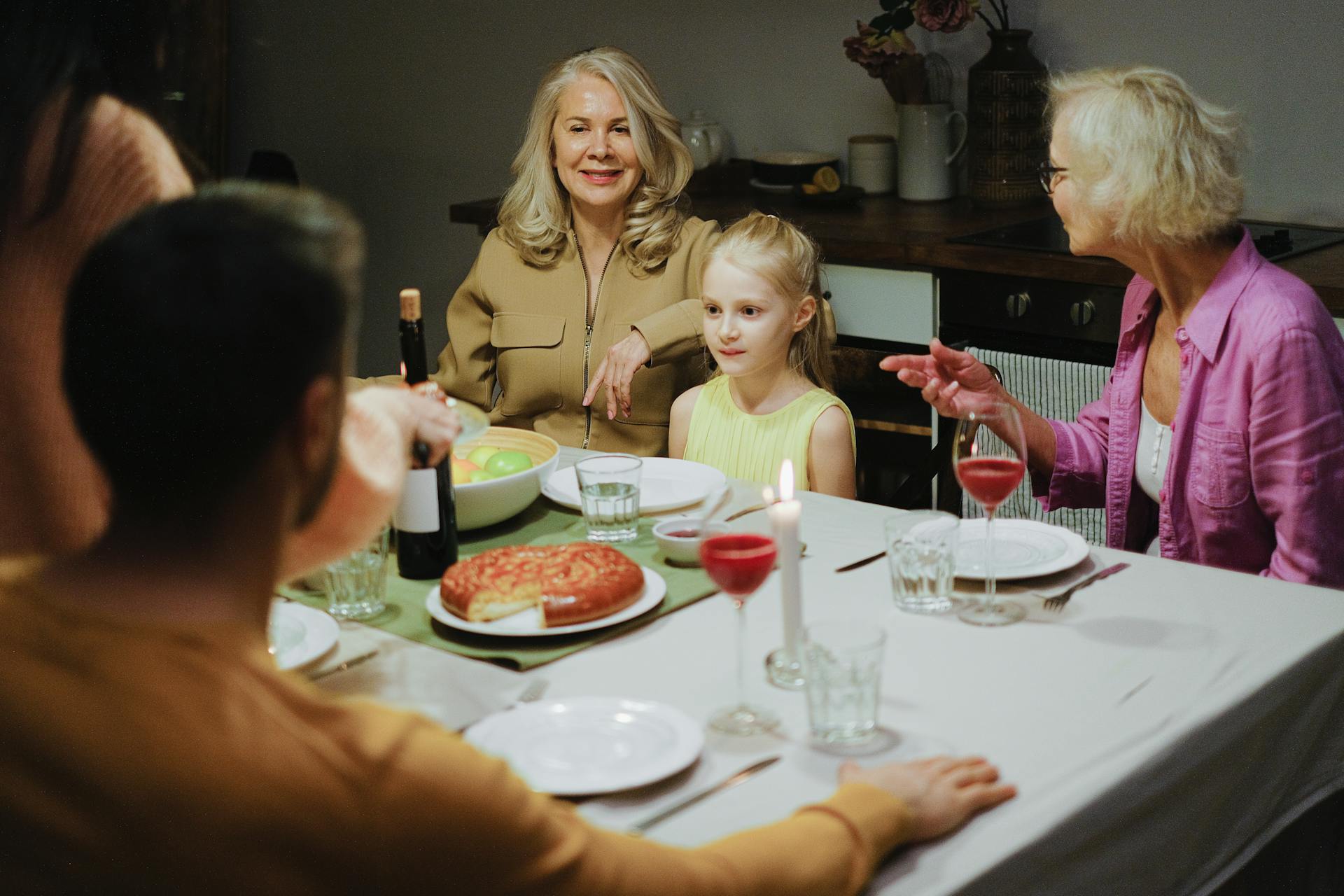 A family sitting together for dinner | Source: Pexels