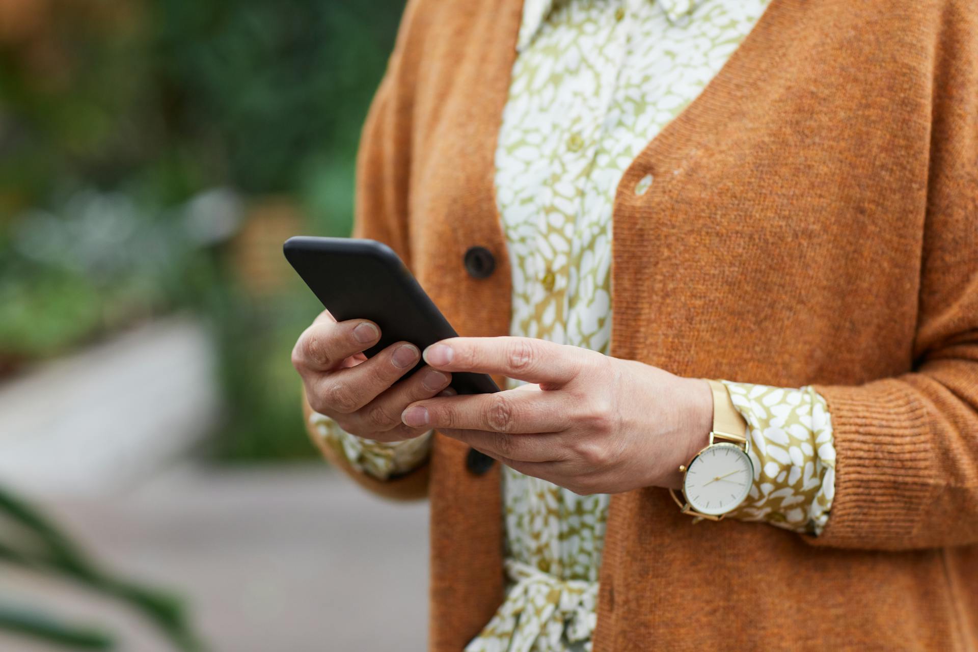 A closeup shot of a woman holding her phone | Source: Pexels