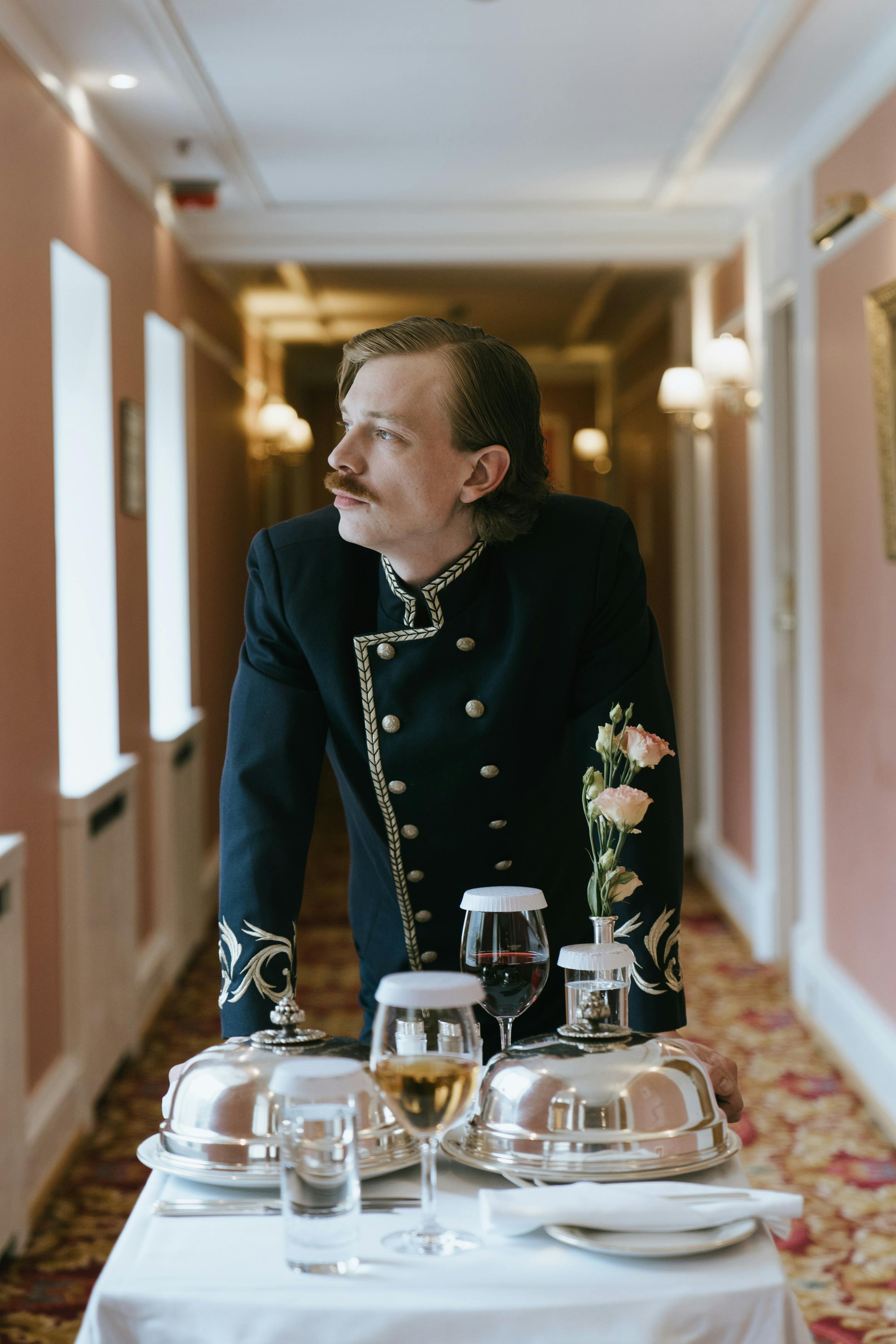 A person wheeling a room service cart | Source: Pexels