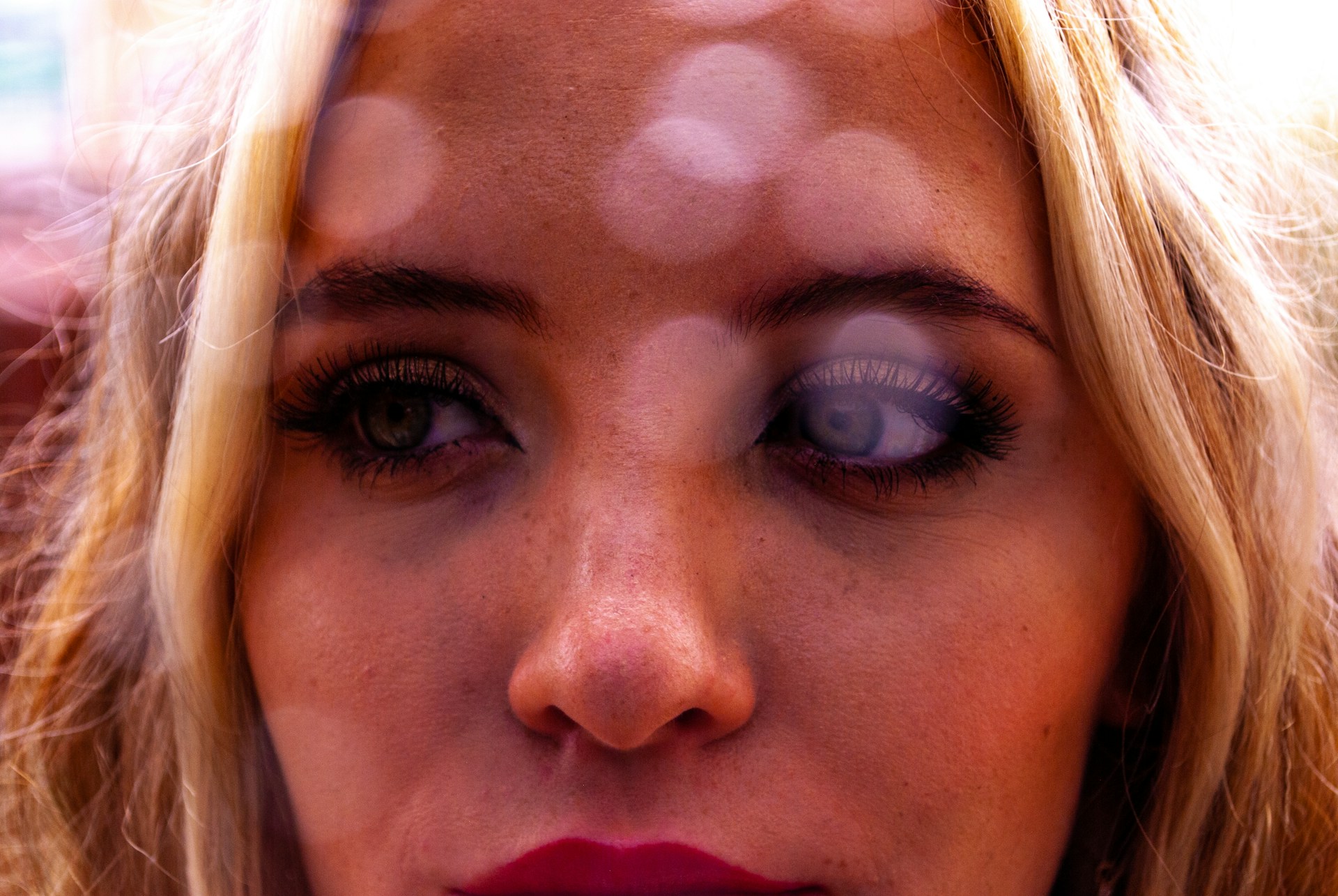 Uma mulher olhando ansiosamente para o lado | Fonte: Unsplash