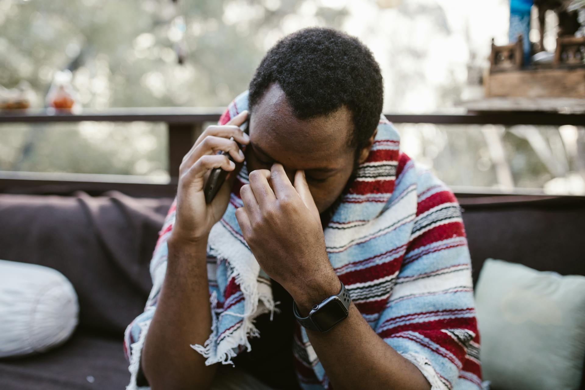 A stressed man engaged on a phonecall | Source: Pexels