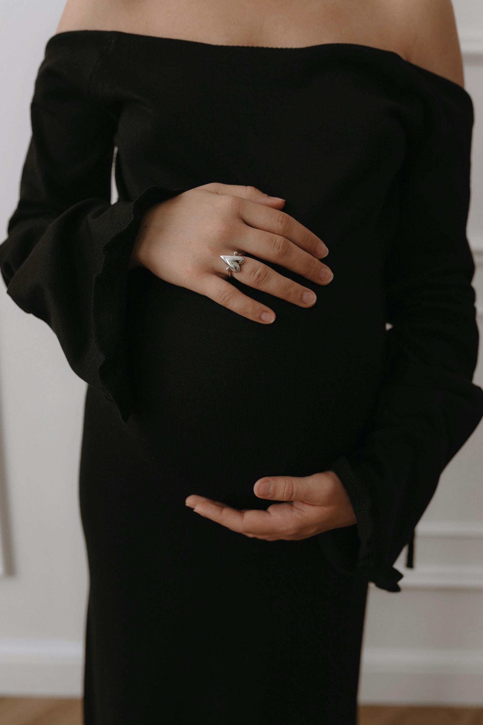 A pregnant woman holding her baby bump | Source: Pexels