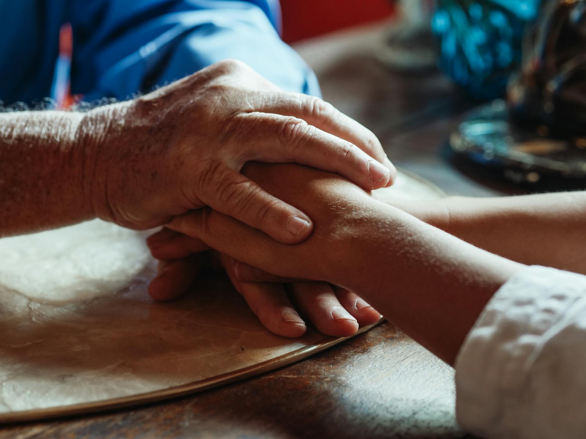 A man holding his daughter's hands | Source: Pexels