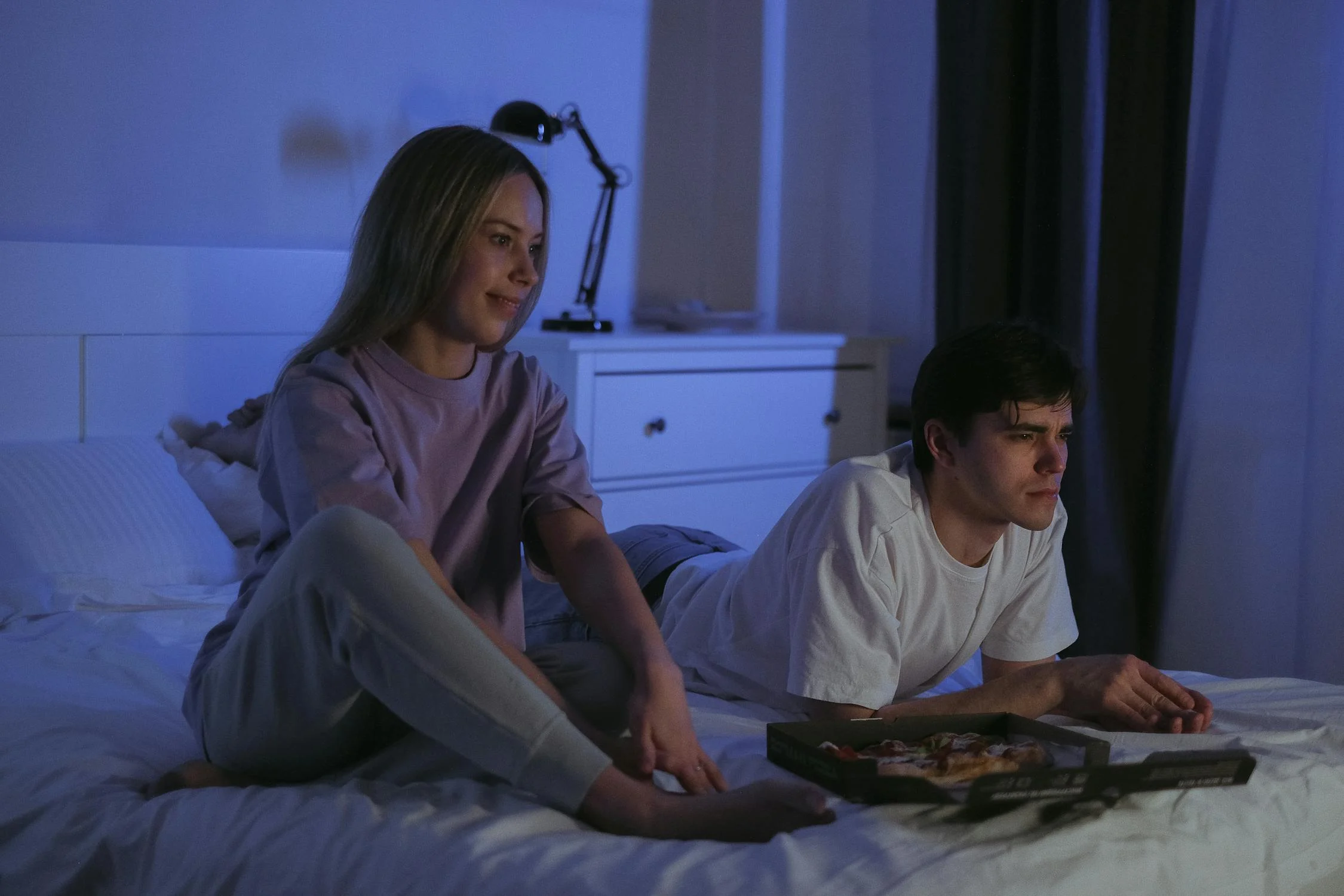 A young couple watching TV together | Source: Pexels