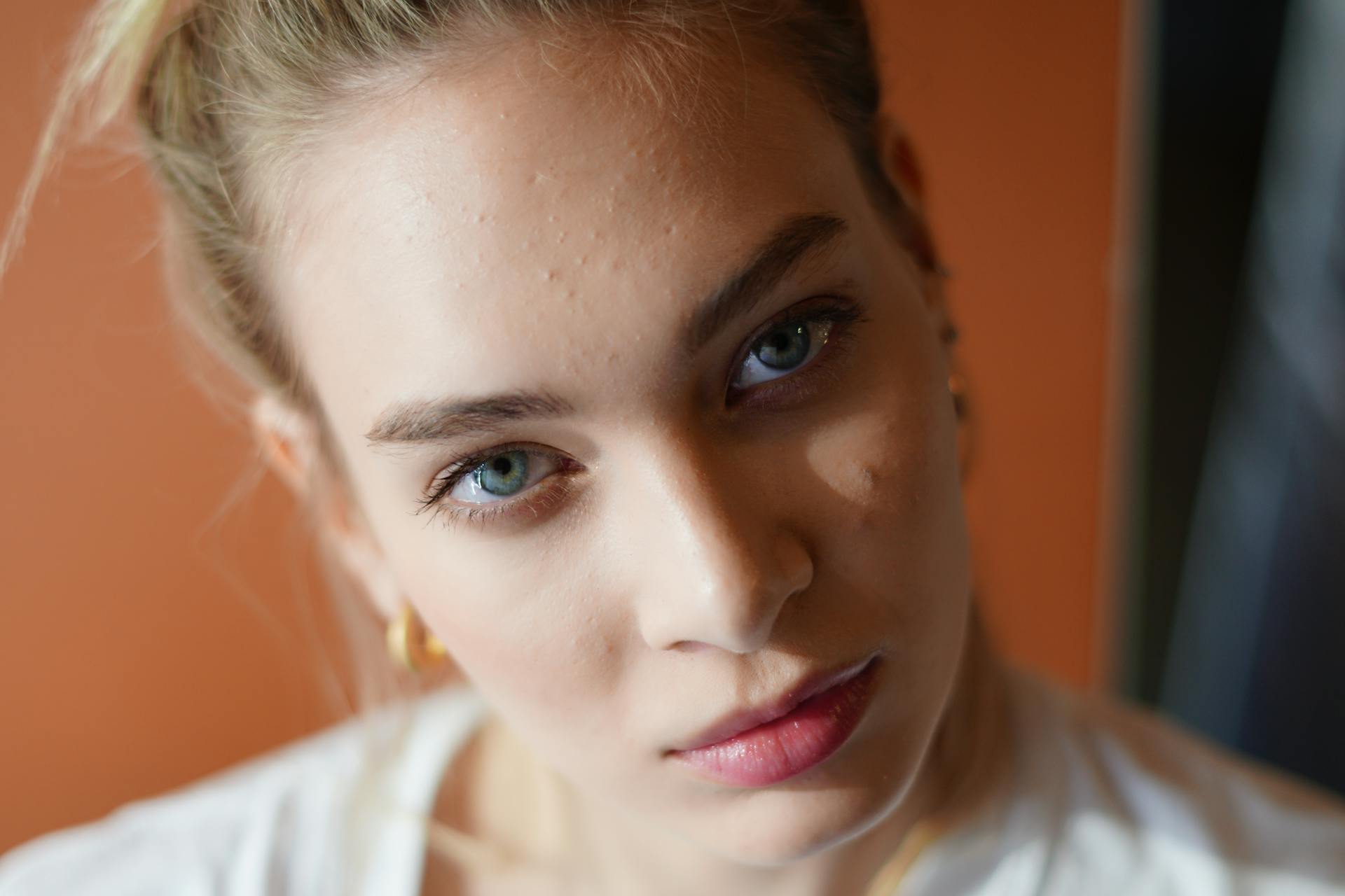 A woman looking at someone | Source: Pexels
