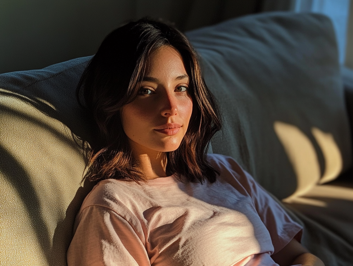 A woman sitting on a couch | Source: Midjourney