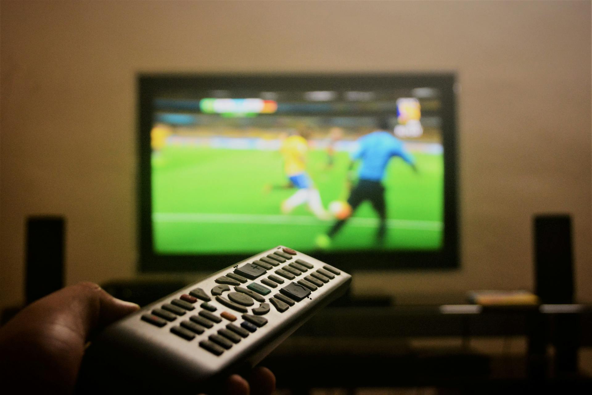 A man flipping through channels | Source: Pexels