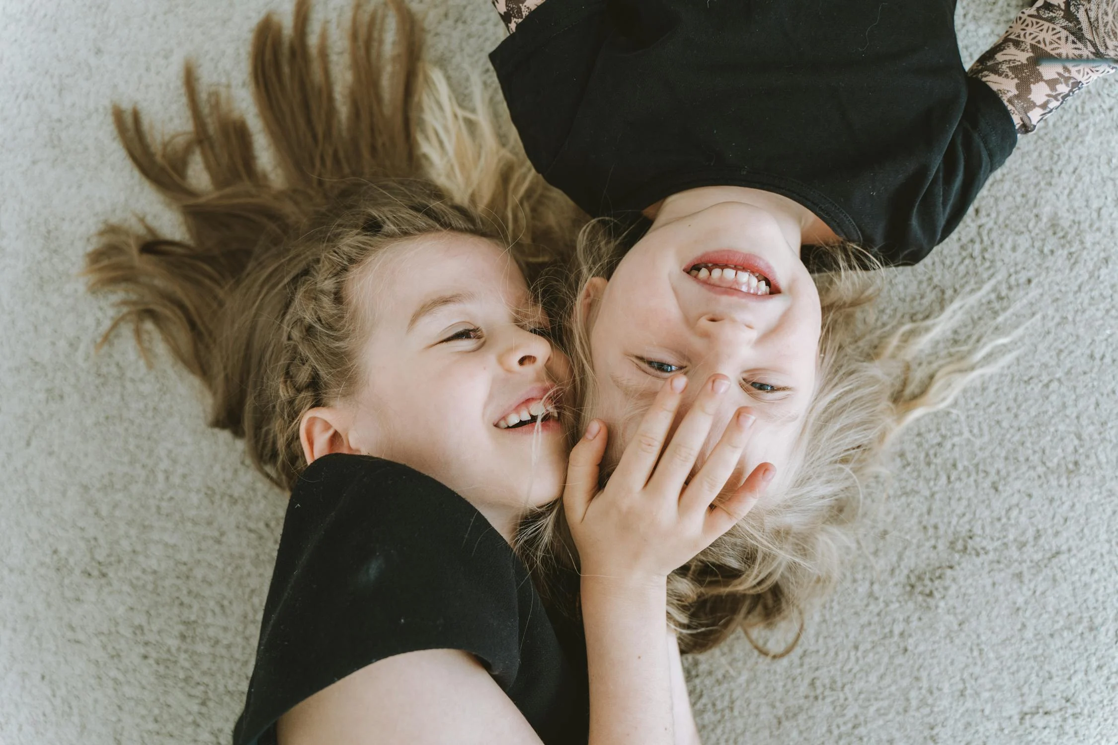 Two happy sisters | Source: Pexels