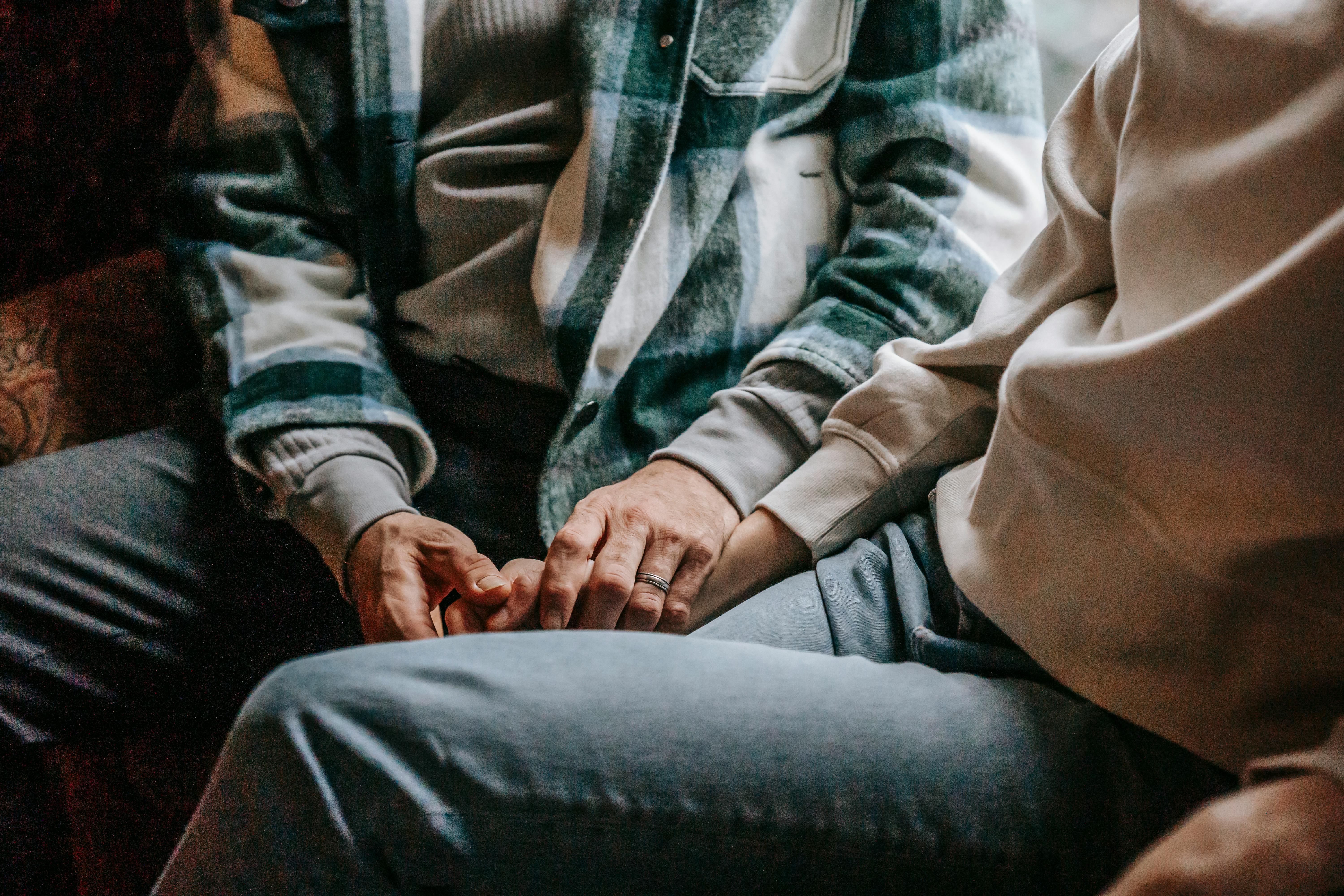 A man holding a woman's hand | Source: Pexels