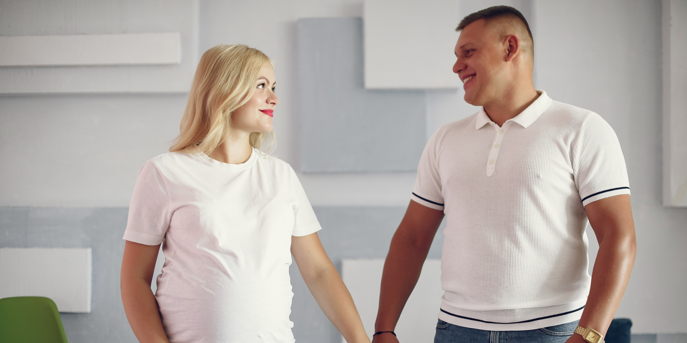 A happy couple holding hands | Source: Freepik
