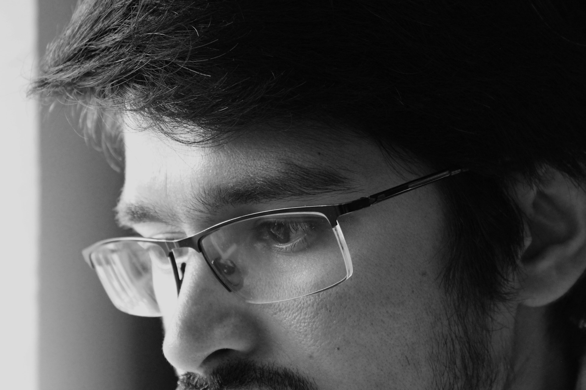 Um homem com um olhar triste e pensativo | Fonte: Unsplash