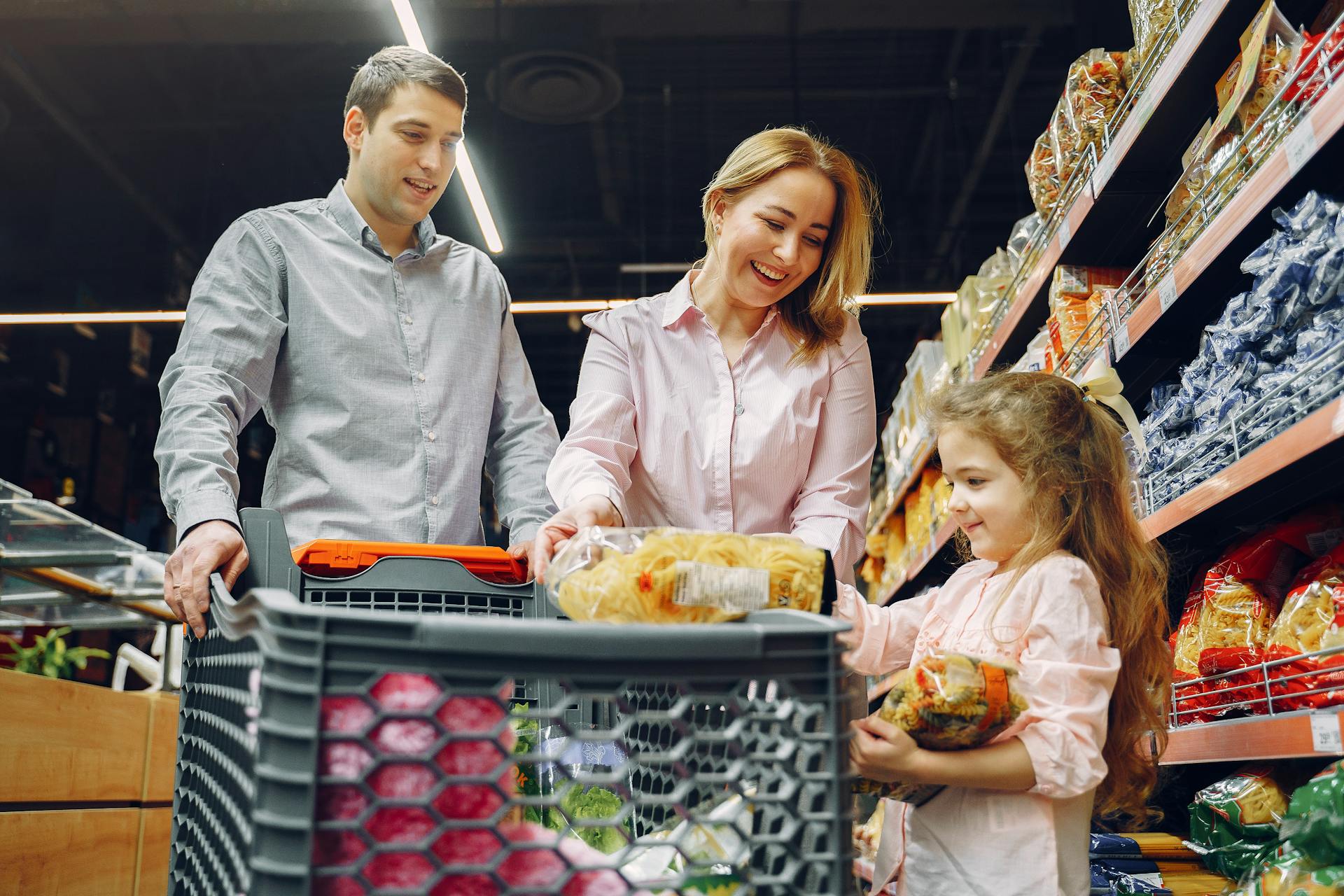 A family shopping at a grocery store | Source: Pexels