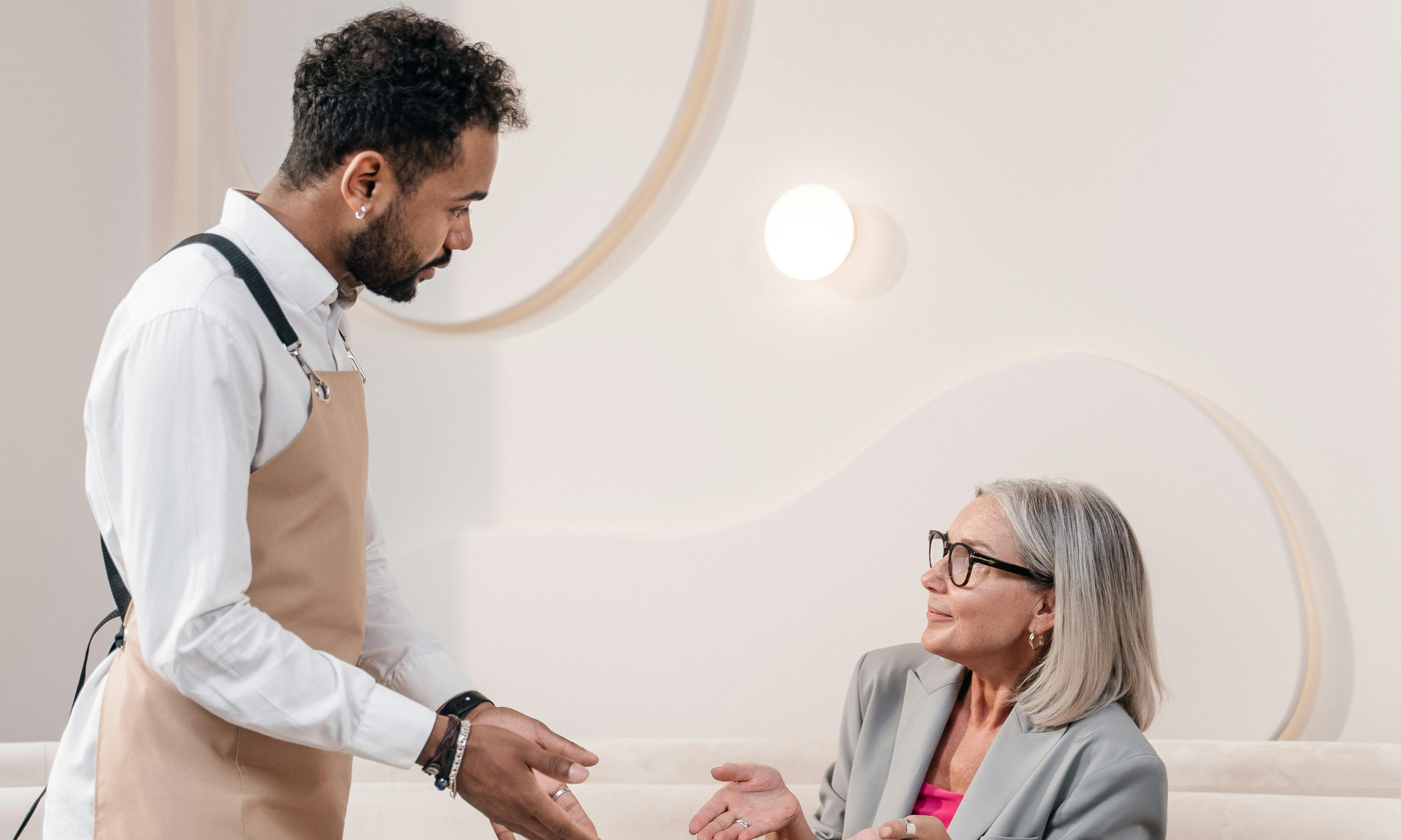 A waiter takes a customer's order | Source: Pexels