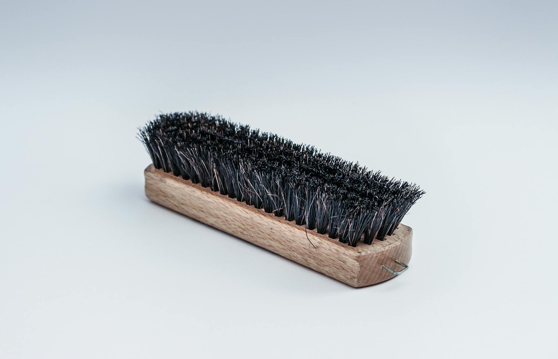 A scrubbing brush | Source: Pexels