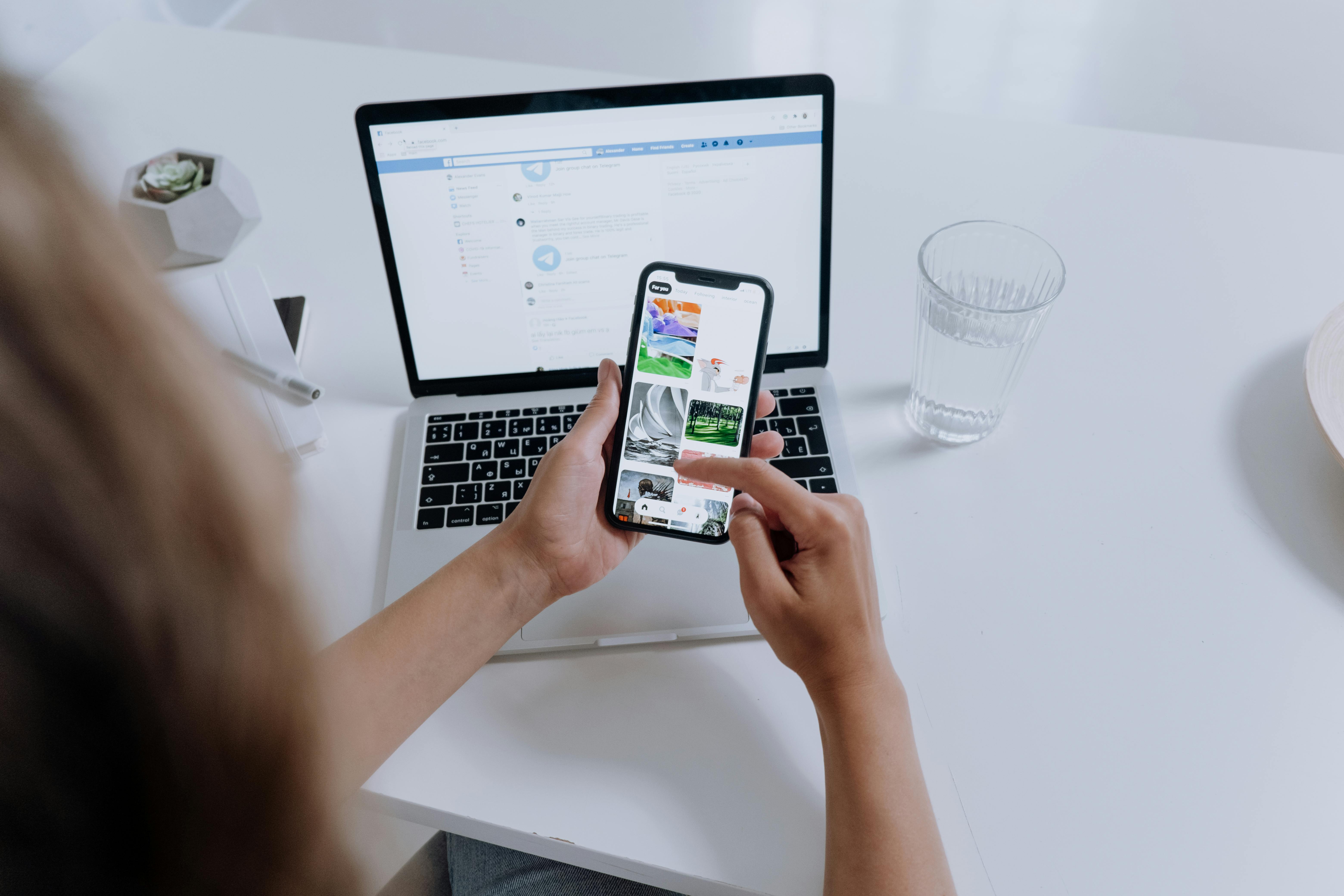 A person using a cellphone | Source: Pexels
