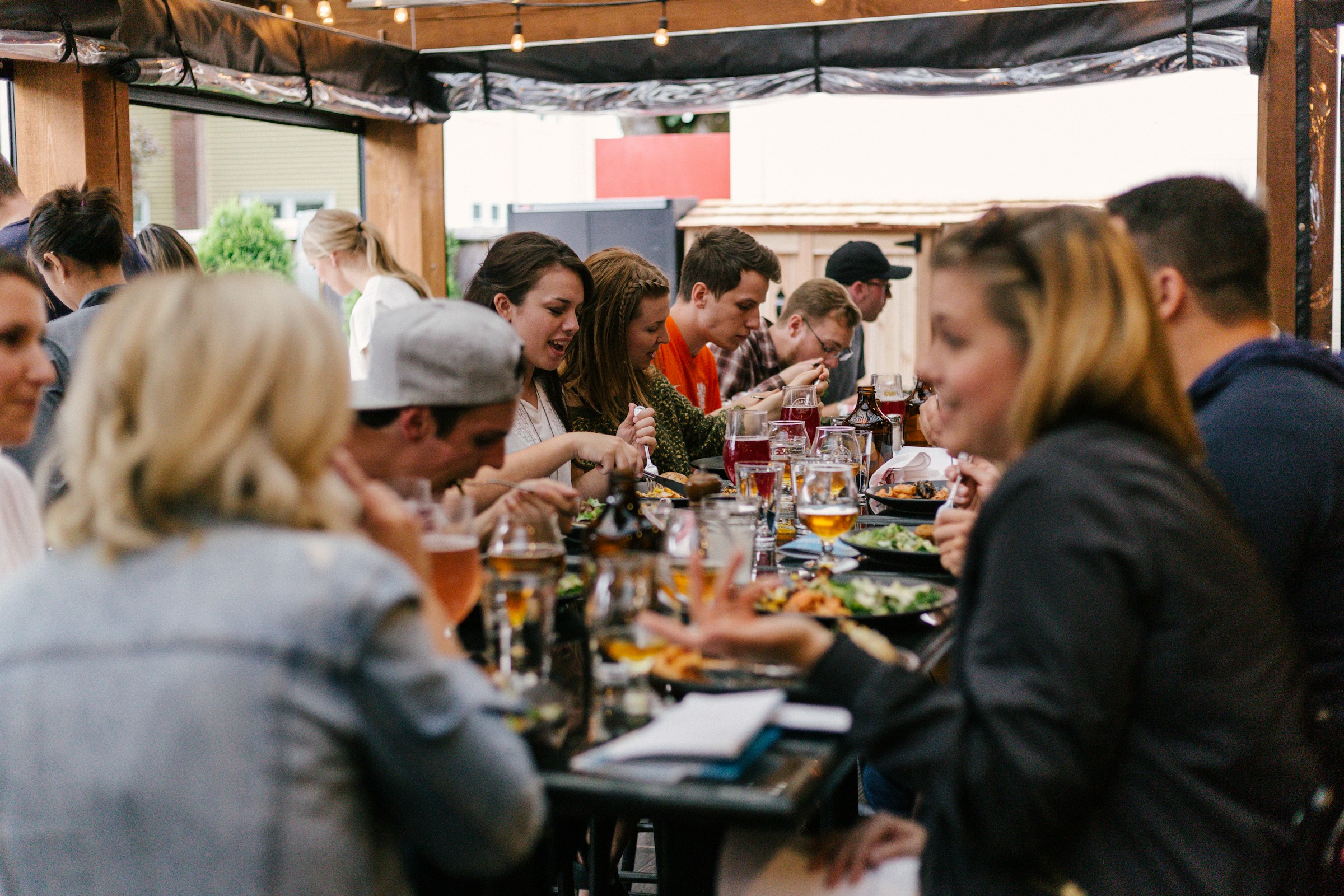 Pessoas em um restaurante | Fonte: Unsplash