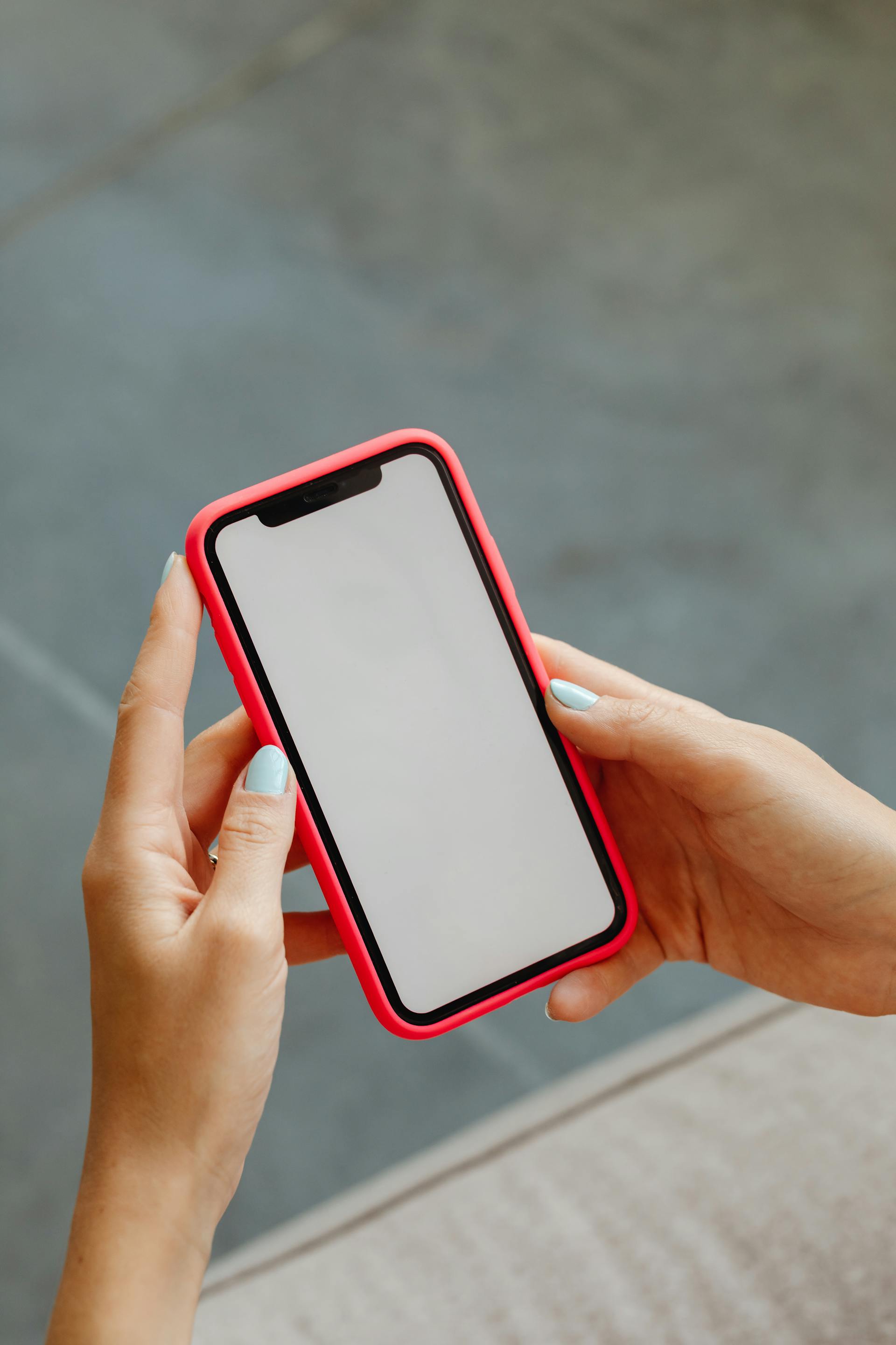 A woman holding a cell phone | Source: Pexels