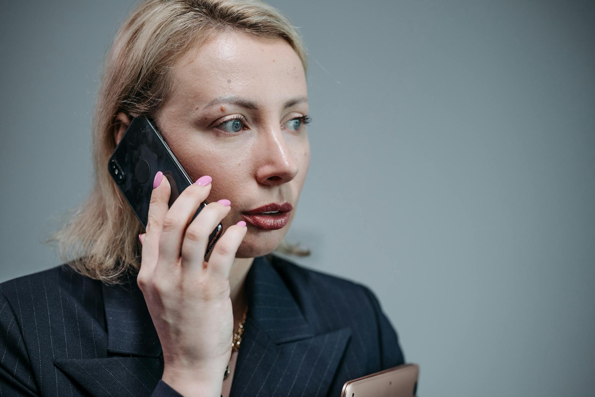 A woman talking on the phone | Source: Pexels