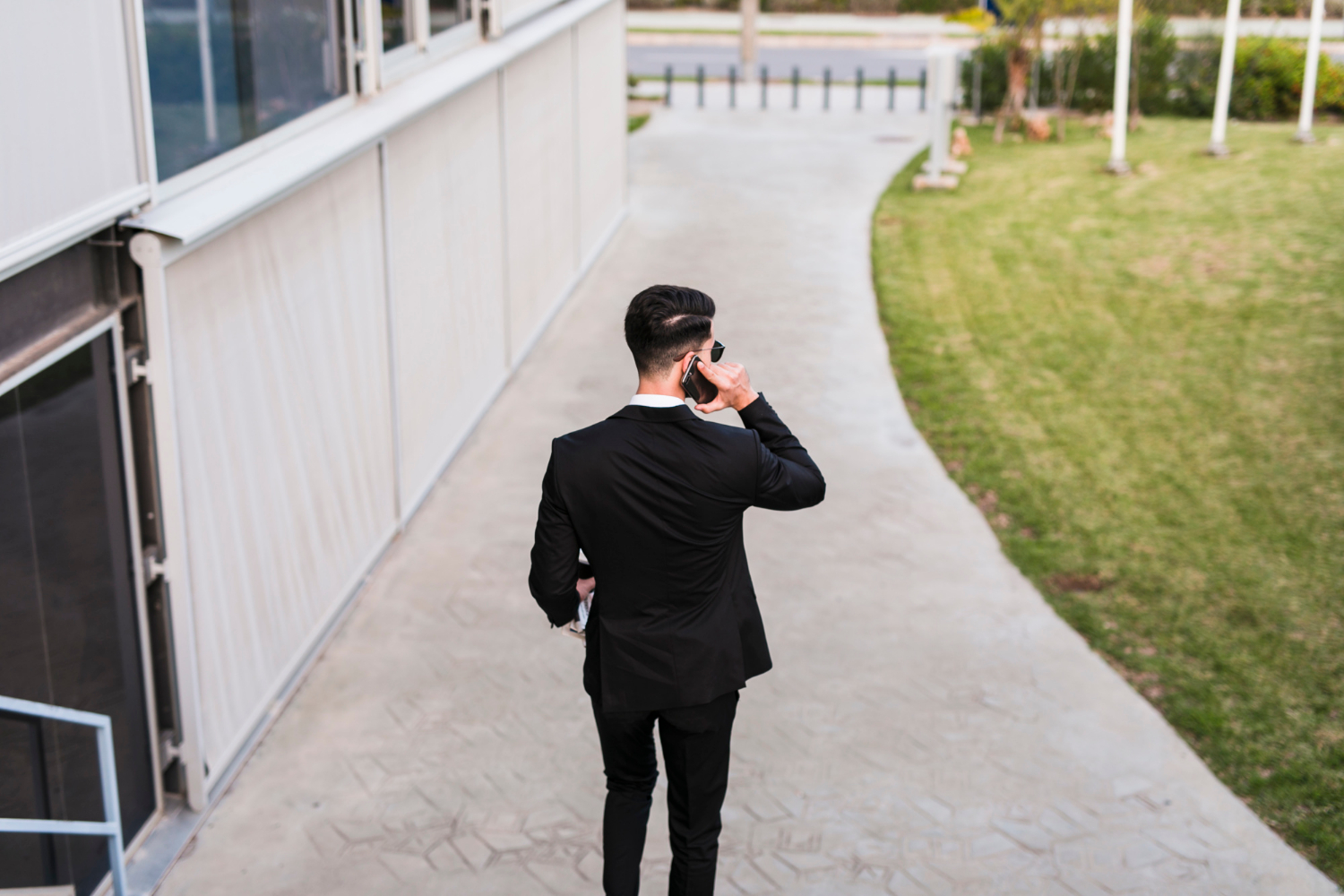 A man talking on the phone | Source: Freepik