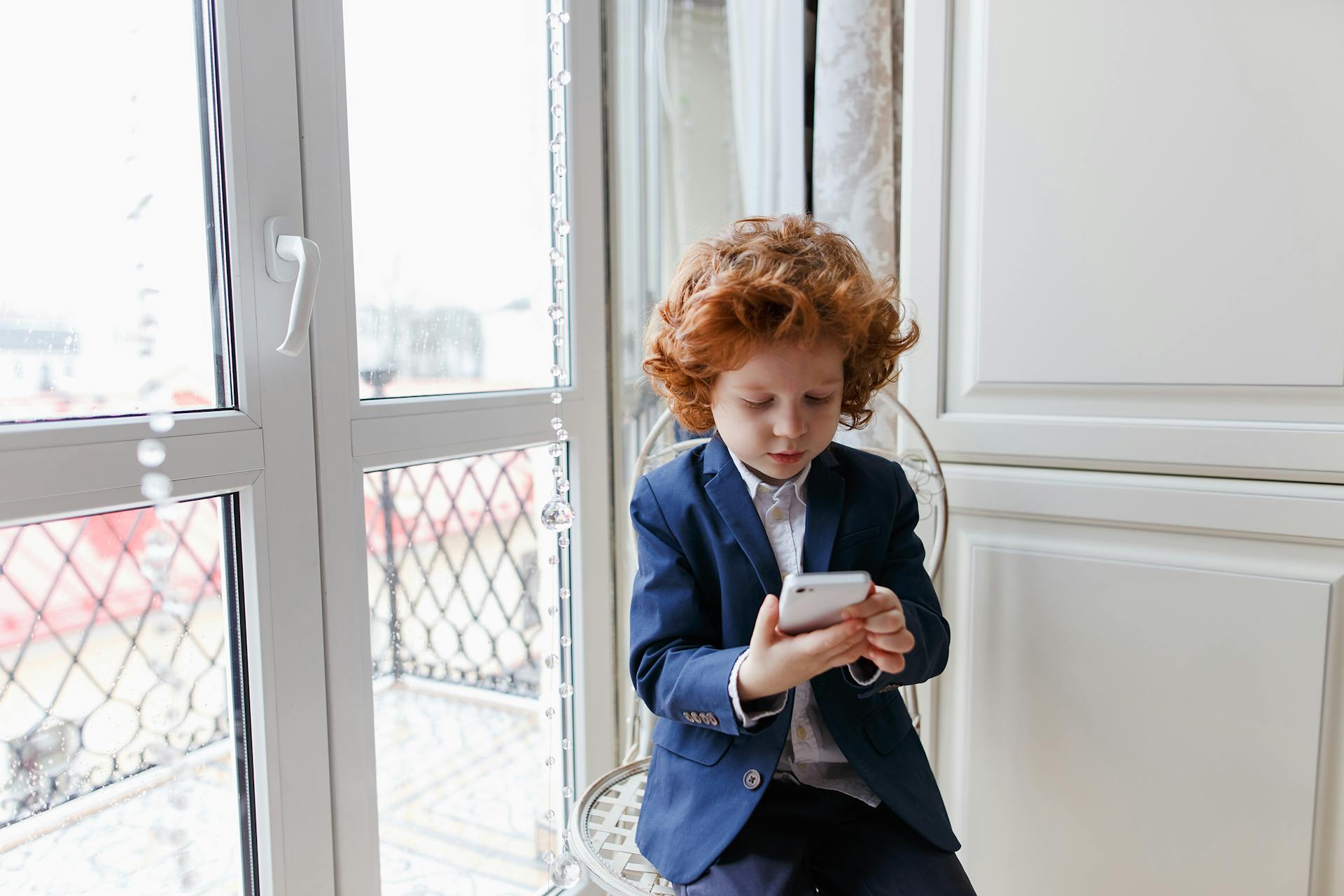A little boy looking at a smartphone | Source: Pexels