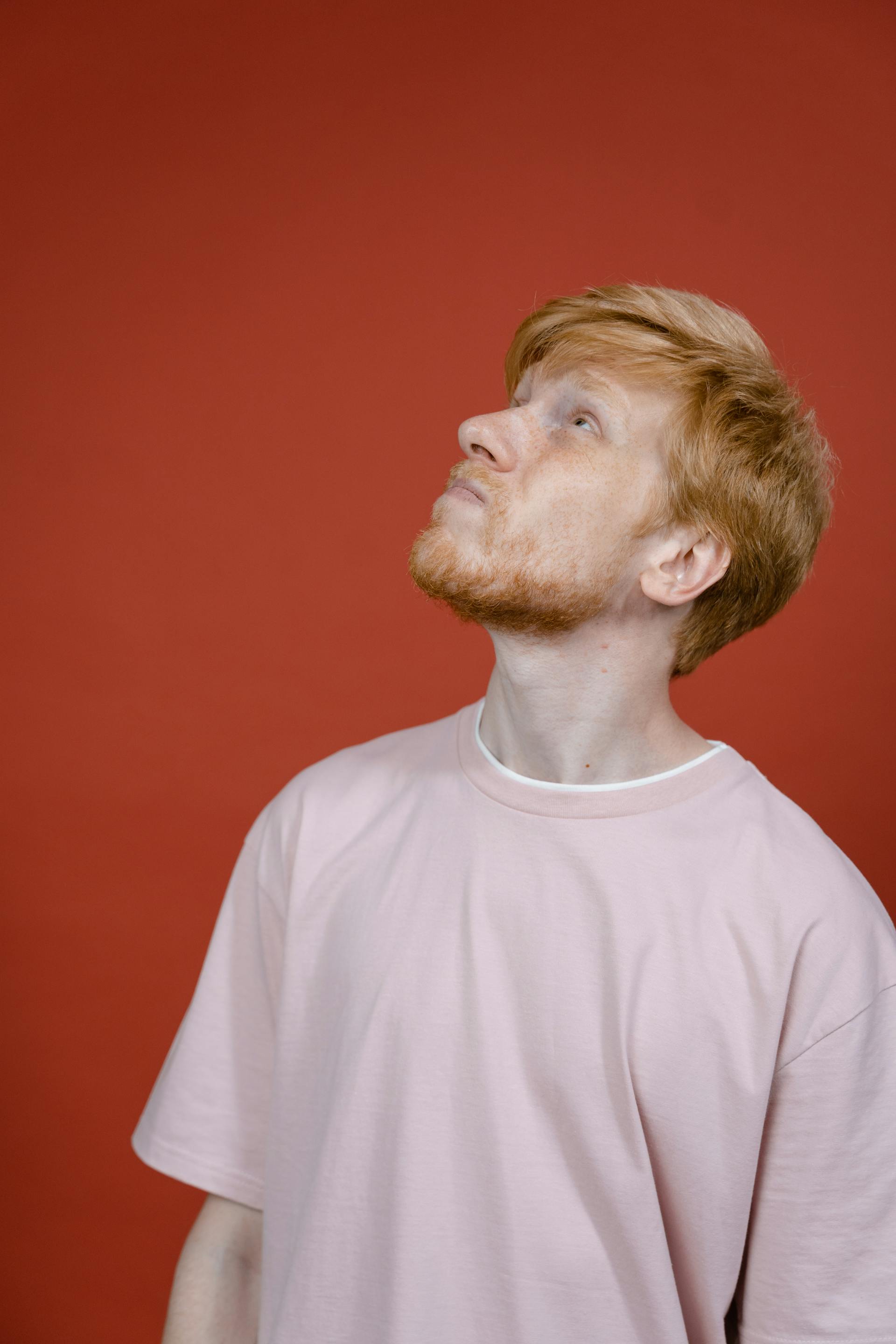 A man looking up | Source: Pexels