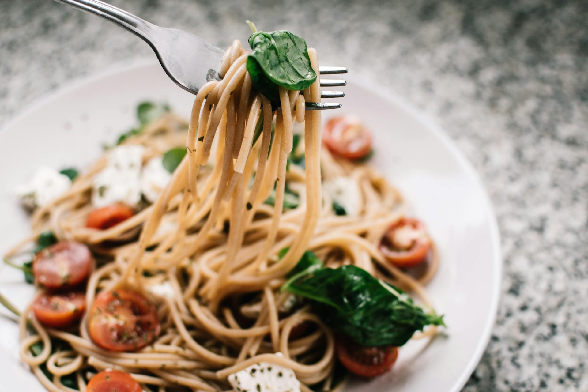 Spaghetti dangling from a fork | Source: Pexels