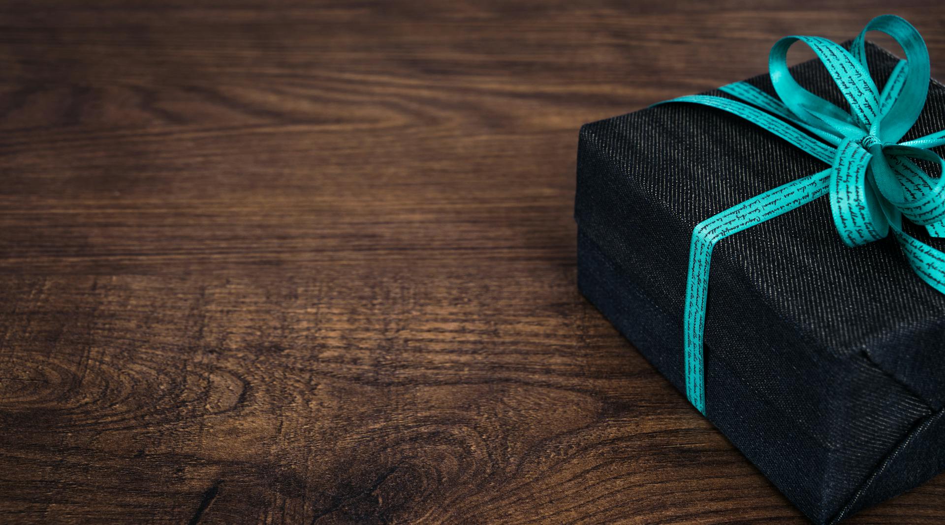 A wrapped gift box tied with a bow | Source: Pexels