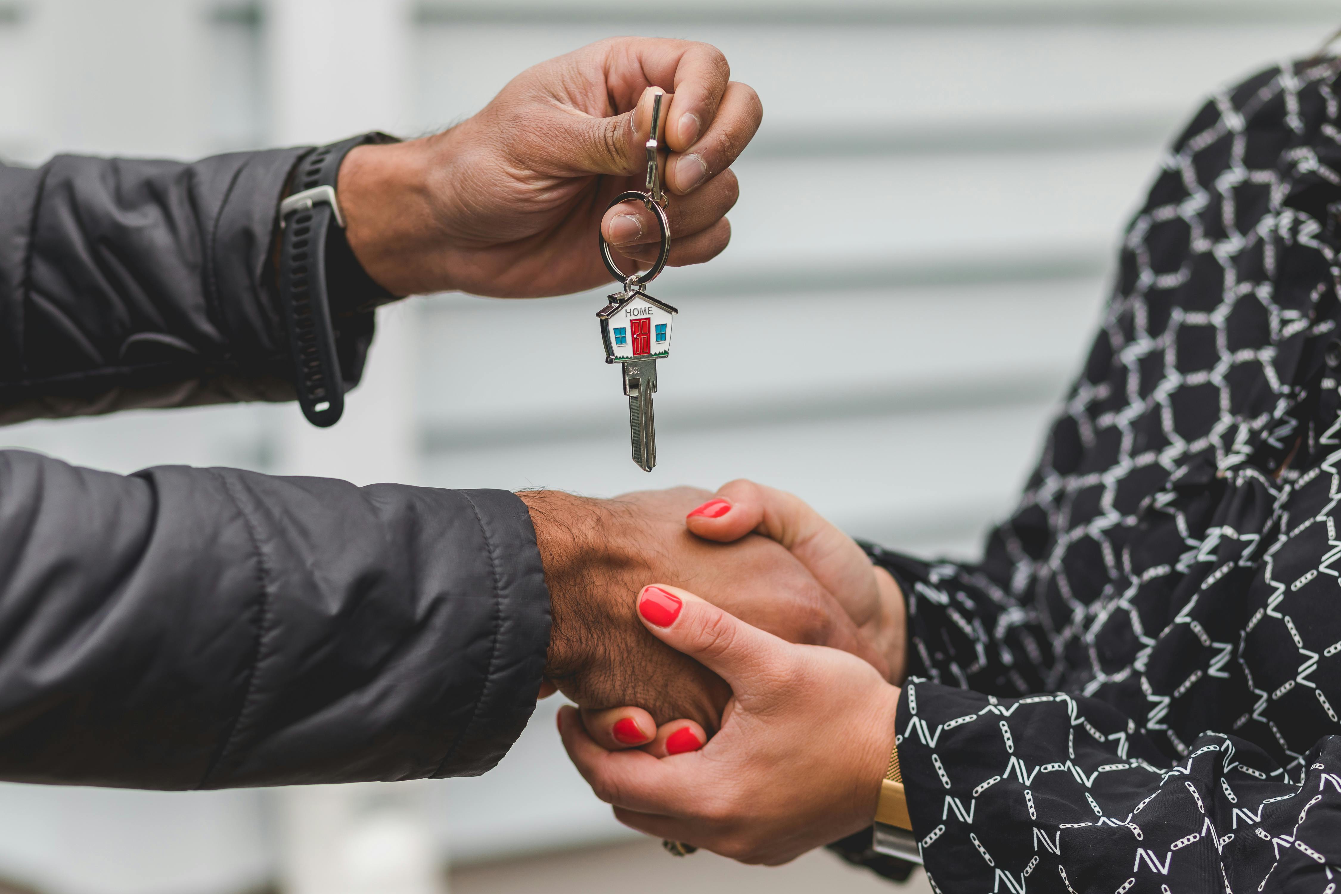 People holding hands | Source: Pexels