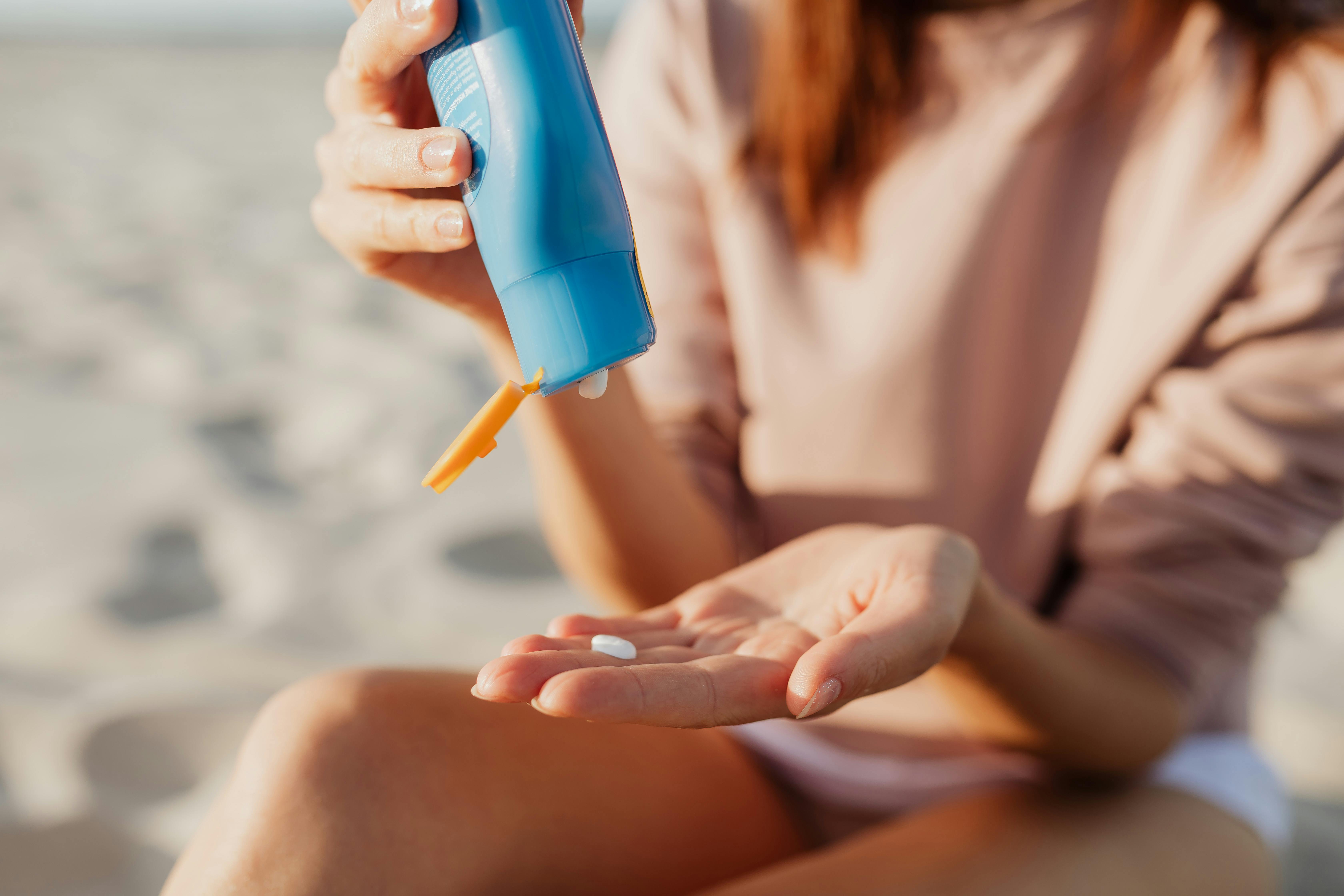 A woman applying sunscreen | Source: Pexels