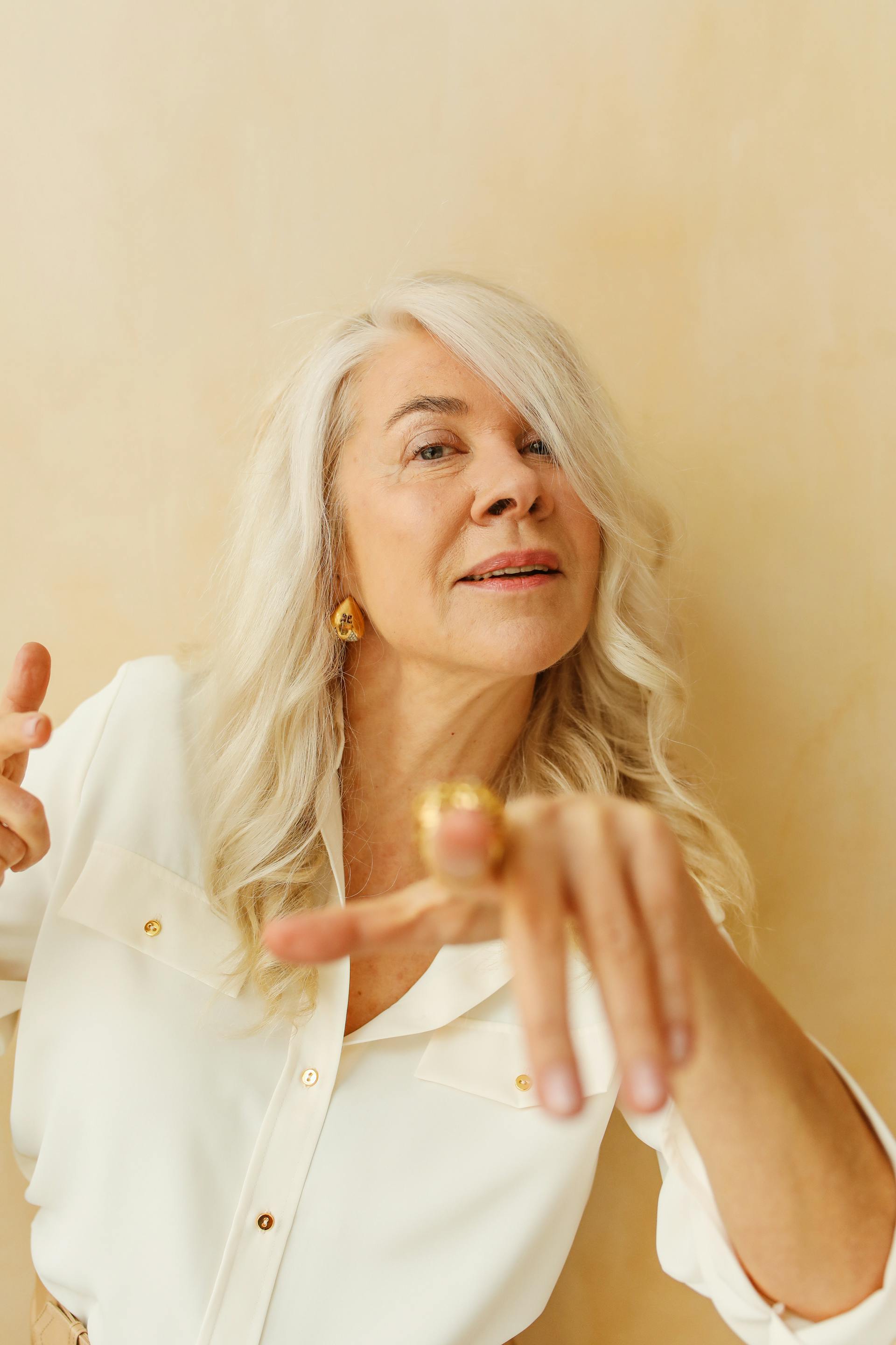 A woman pointing her finger at someone | Source: Pexels