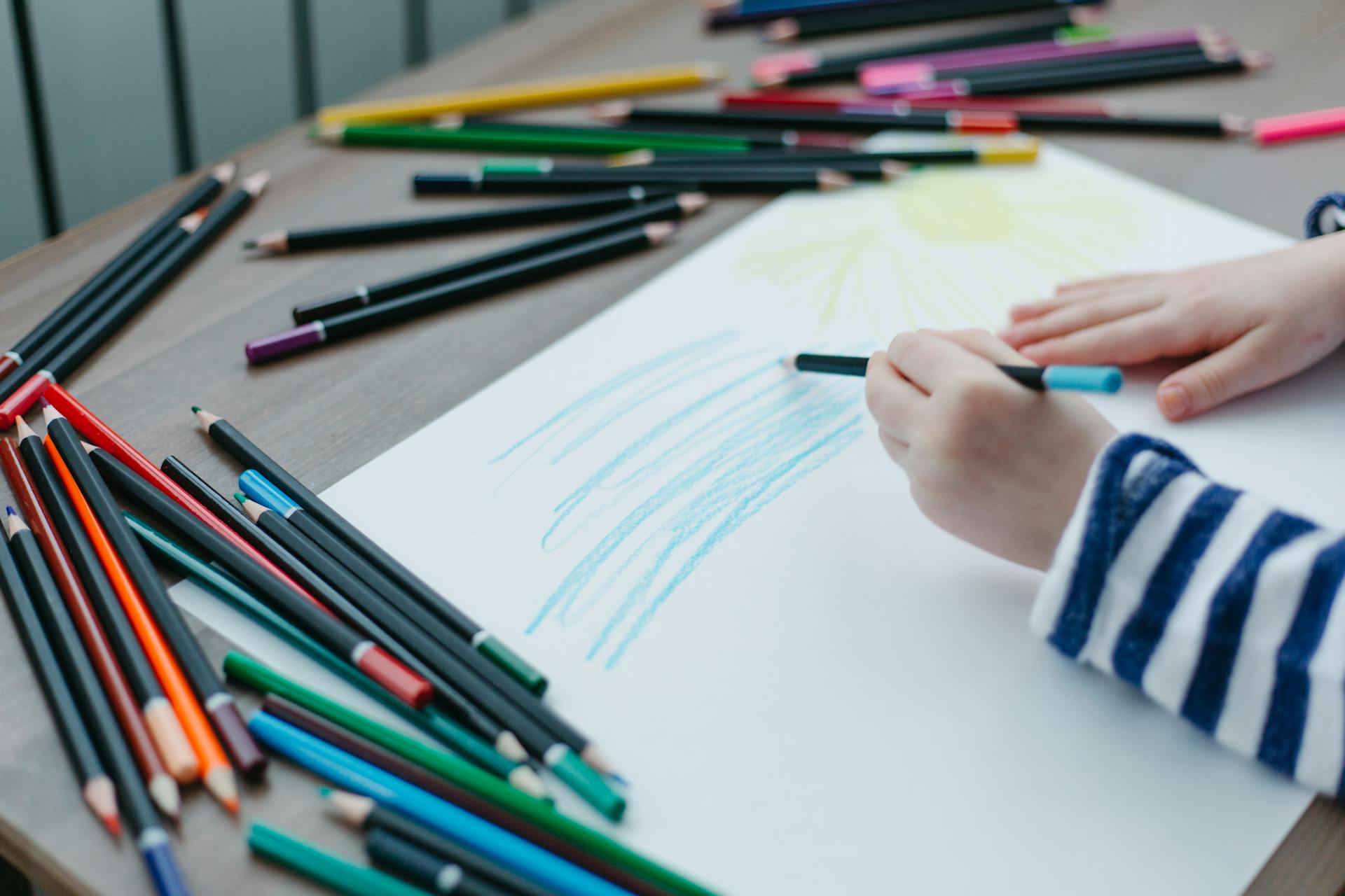 A child coloring on a paper | Source: Pexels