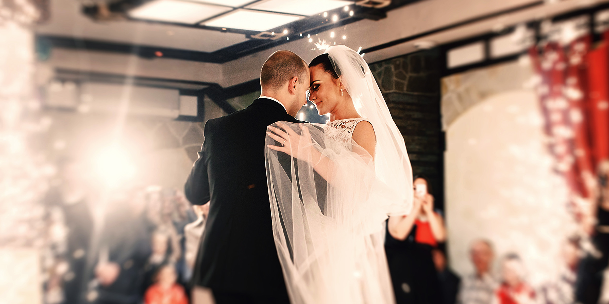Newlyweds having their first dance | Source: Freepik