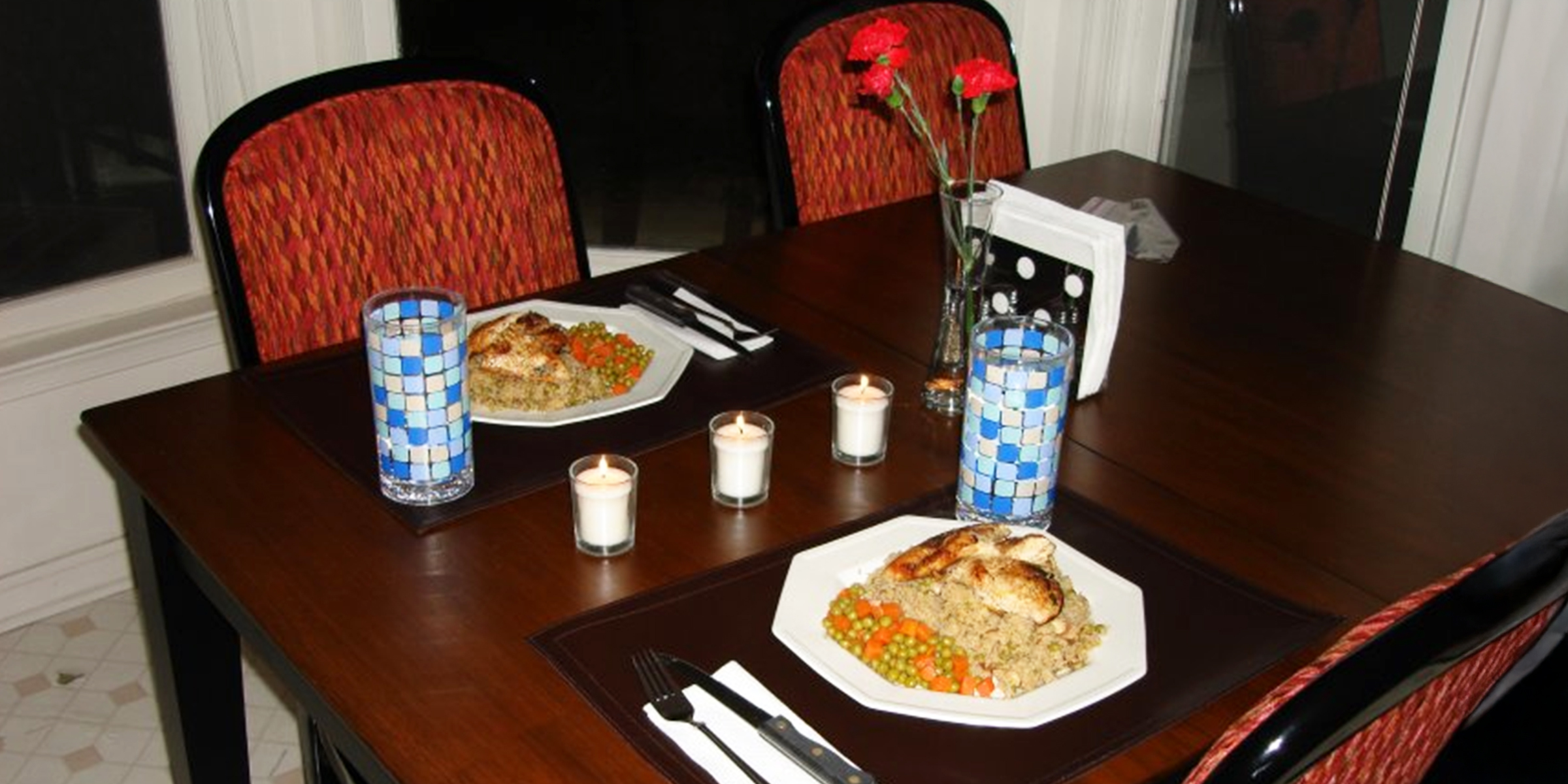 A table set for a romantic candlelit dinner | Source: Flickr / MarkDoliner/CC BY-SA 2.0