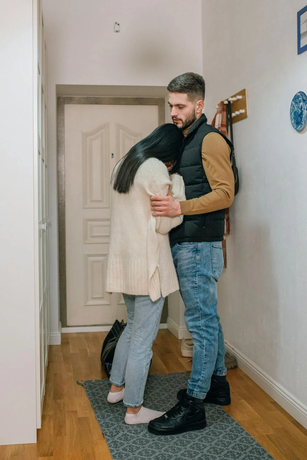 A sad couple in their corridor | Source: Pexels