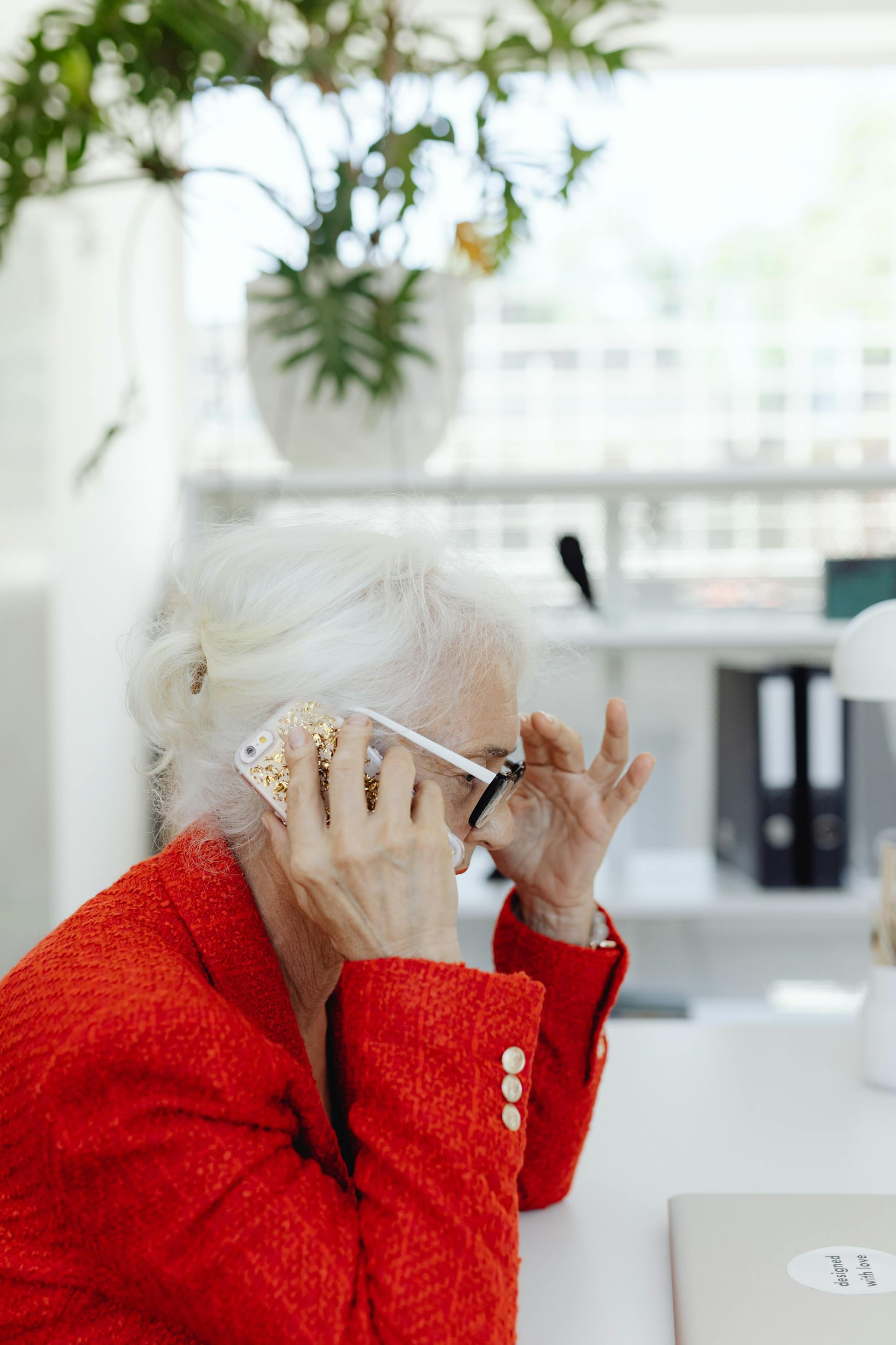 A woman talking on the phone | Source: Pexels