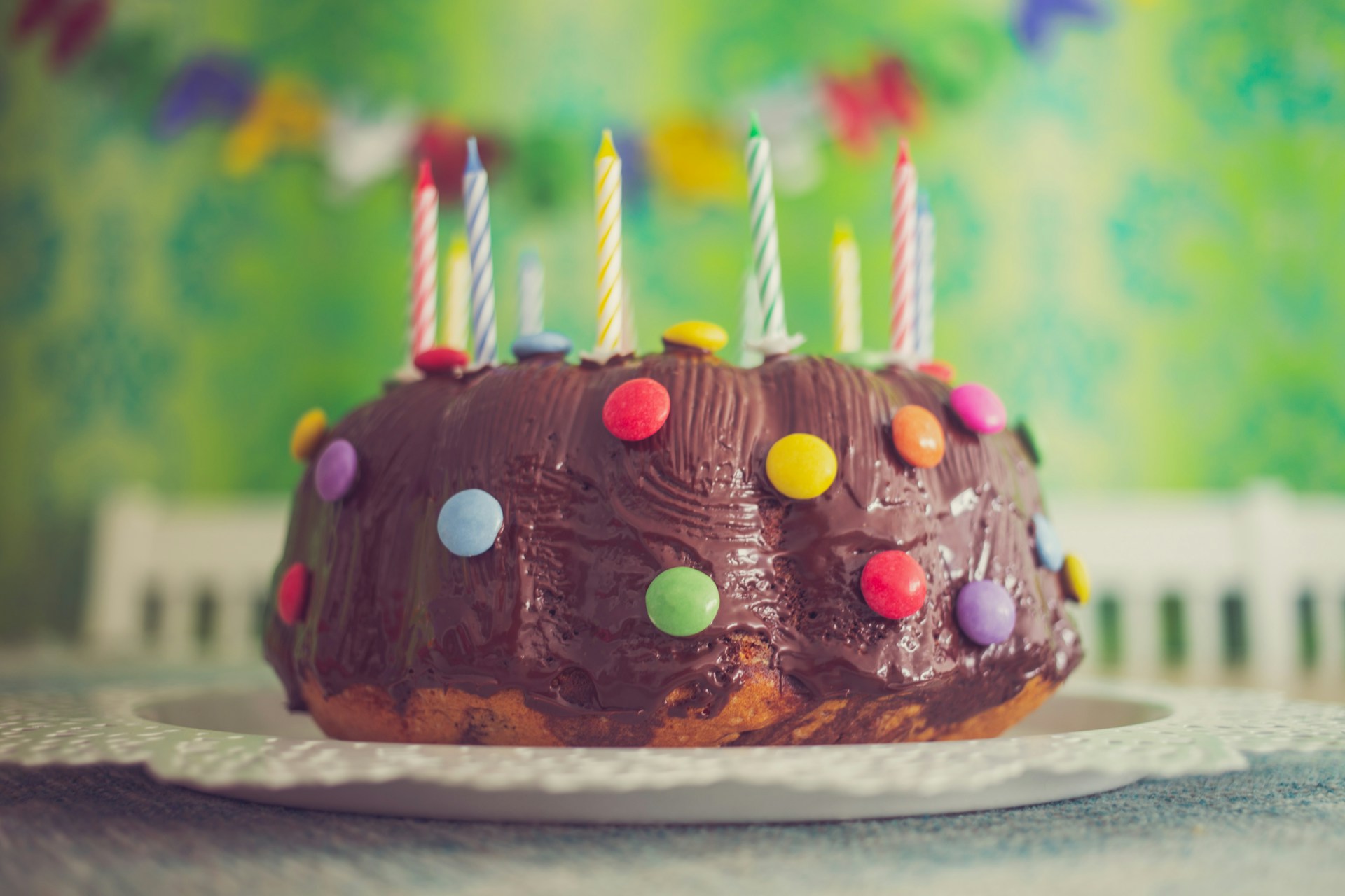 Um bolo de aniversário sobre uma mesa | Fonte: Unsplash